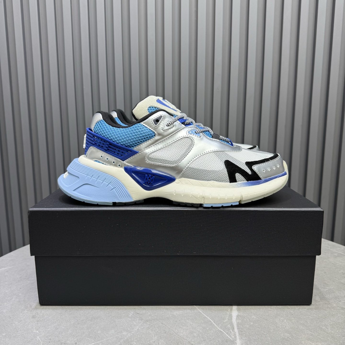 NO:350055,Real price will not be given any profit!  AMIRI Emil, new autumn and winter products, new autumn latest show couples color-blocked bread casual sneakers series, full of details, casual and fashionable style, the new generation of bone shoes, classic upgrades, super comfortable and super exciting!  The exclusive AUTRY couple casual shoes from high street fashion brands from Los Angeles, the same style as many celebrity internet celebrities, Chinese new rapper Xiaobai Gali Wang Yibo Yang Mi and other internet celebrity bloggers compete for the foot. The AJ1 shoe shape has a three-dimensional opening metal logo on the side, and it is on par with Nike's popular Fog. The British value instantly has a somewhat punk rock flavor, all showing the sense of fashion and street style... Upper Original custom cowhide + original custom breathable net Inner Original custom breathable net Outsole Original opening dual-color TPU rubber combination outsole Size 35-41 (40.41 custom made) Male 39-45 (45.46 custom made), amiri, sneakers, cowhide19860909实价不让利！ AMIRI埃米尔 秋冬新品 新品秋季最新走秀情侣款拼色面包休闲运动鞋系列 细节满满的休闲时尚风 新一代骨头鞋爆款经典升级 超舒适感超级爆！来自洛杉矶的高街潮牌独家爆版AUTRY情侣休闲鞋,众多明星网红同款,中国新说唱歌手小白Gali 王一博 杨幂等网红博主争夺上脚,AJ1的鞋型侧面立体开模金属标,跟Nike爆火的Fog平起平坐,英气值瞬间颇具几分朋克摇滚味,无不彰显时尚感与街头风… 鞋面 原版定做牛皮+原版定制透气网 内里 原版定制透气网 大底 原版开模双色TPU橡胶组合大底 码数 女35-41（40.41定做） 男39-45（45.46定制）,,amiri,sneakers,cowhide,Men's shoes