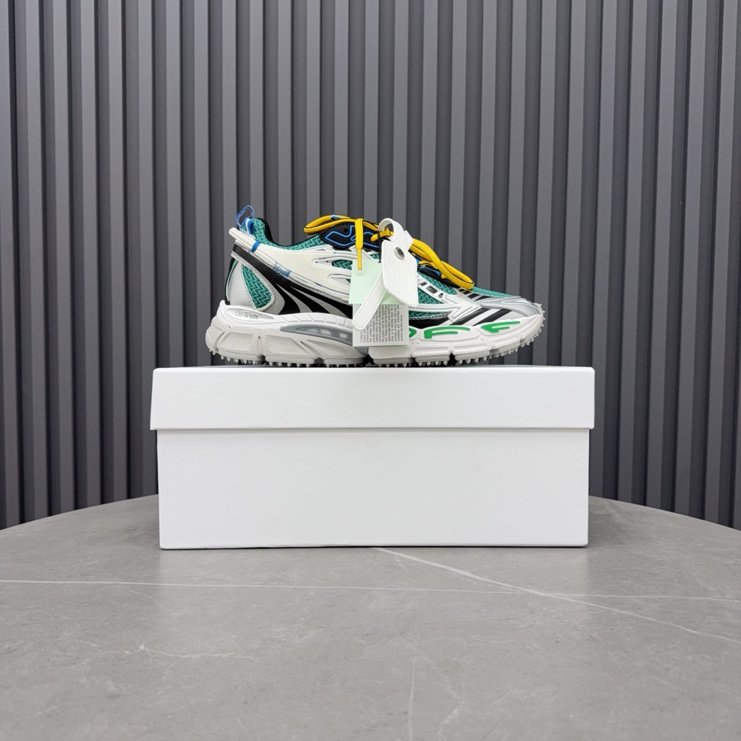 NO:605144,OFF-WHITE Be Right Back Couple Style Round Toe Lace Up Arrow Pattern Low Top Life Casual Shoes Green. A running shoe called 'Be Right Back' sneakers. The design of this sneaker is inspired by Japanese sports aesthetics and craftsmanship, with running performance and principles as the core. Size: 35-40 for women, 39-46 for men,, off white, sneakers19860909OFF-WHITE Be Right Back 情侣款圆头系带 箭头图案 低帮 生活休闲鞋 绿色. 一款名为“Be Right Back”运动鞋的跑鞋这款运动鞋的设计灵感来自日本的运动美学和工艺,以跑步性能和原则为核心. Size:35-40女款39-46男款,,off white,sneakers,Men's shoes