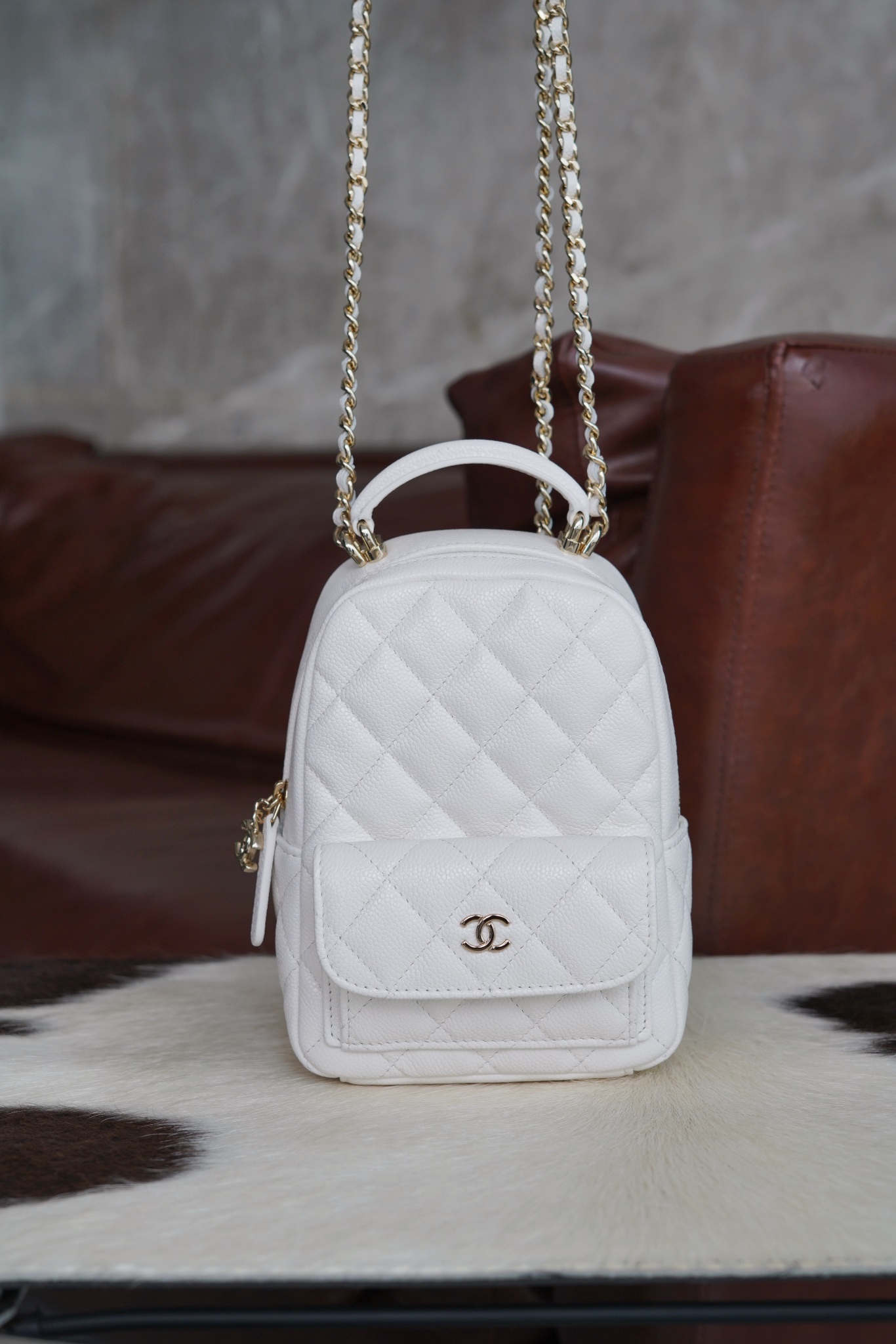 Chanel 24c Mini sac à dos blanc en cuir authentique français 🇫🇷hass Granules d’usine originaux pressés de la peau de veau 🐂 ont anti-fabrication tandis que la sensation est également douce et délicate. Avec le matériel exclusif en or d’embryon en acier pur pur! Taille: 13 × 7 × 18 cm