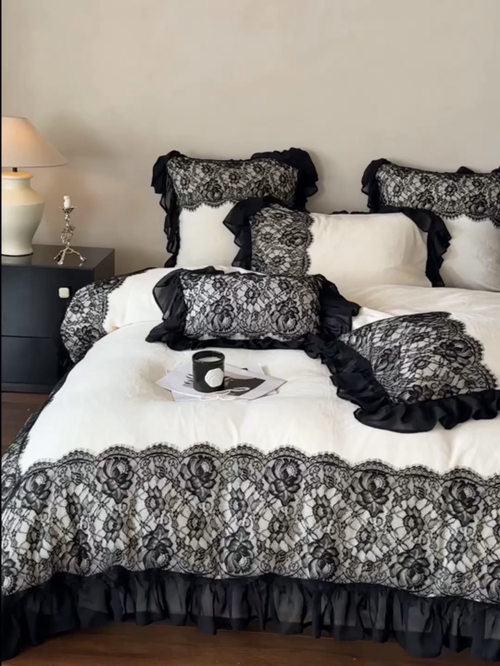 Ensemble de Literie Romantique en Dentelle Noire et Crème - Douceur et Élégance