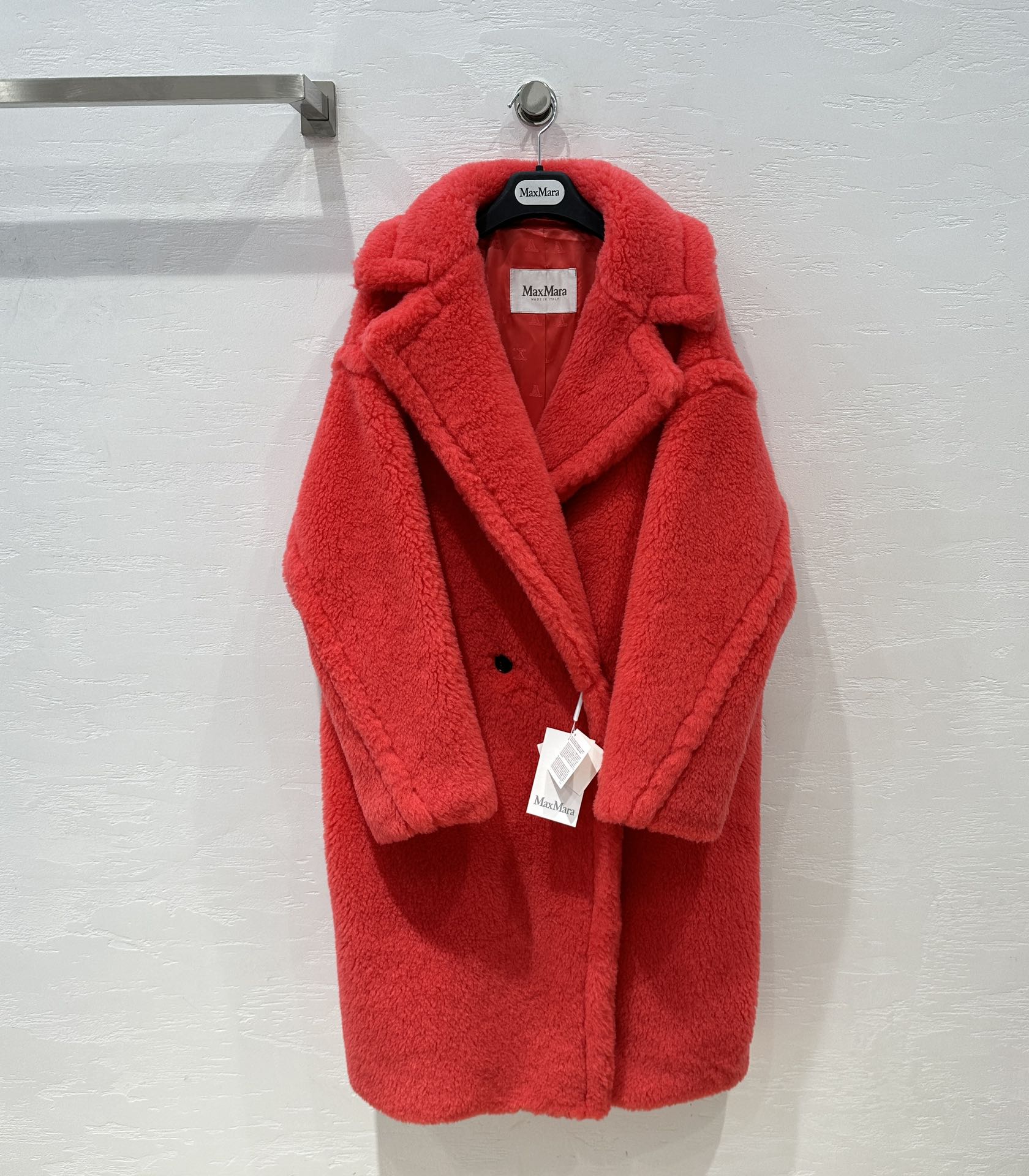NO:931038,Exclusively launched in the market, the highest version of Max TeddyBear23 new autumn and winter colors, the most classic and popular silhouette mid-length coat!  A coat that is popular among celebrity internet celebrities and ins bloggers!  The original version of the couple's model for men and women can be purchased for five figures. The large-profile version has inherent advantages. It is lazy and classy and does not choose anyone!  The Oversize silhouette is very tolerant to your figure, and the hem moves with your steps to highlight the aura of a queen!  The original customized version of the oversized airplane collar makes your face look smaller!  Japanese Bemberg lining, anti-snagging and anti-static, low-key luxury!  Original customized fabric imported 84 camel velvet, 12 mulberry silk, 4 camel hair!  Light as a cloud yet warm!  Natural horn buckle!  Crystal clear and more precious!  Perfect workmanship depends on the details, complete with three-standard dust-proof bag packaging!  XS/S/M. S size bust 130, dropped shoulder sleeve length 71, dress length 108., Maxmara-Clothing,19860909独家首发市场独家最高版本Max TeddyBear23秋冬新色 最经典最火爆的廓形中长款大衣！各路明星网红ins博主热衷的一款大衣！男女同款情侣款原版五位数购入开版大轮廓的版型,有着与生俱来的优势,慵懒有范儿不挑人！Over size大廓形对身材包容性极大,衣摆随步伐而动凸显女王气场！原版定制版型超大飞机领,显得脸更小！日本宾霸里布,防勾丝防静电,低调中的奢华！原版定制面料进口84骆驼绒12桑蚕丝4骆驼毛！轻如云朵又保暖！天然牛角扣！晶莹透亮更加珍贵！完美做工品质看细节,三标齐全防尘袋包装！XS/S/M. S码胸围130,落肩袖长71,衣长108.,麦丝玛拉-服装,,Women's clothing