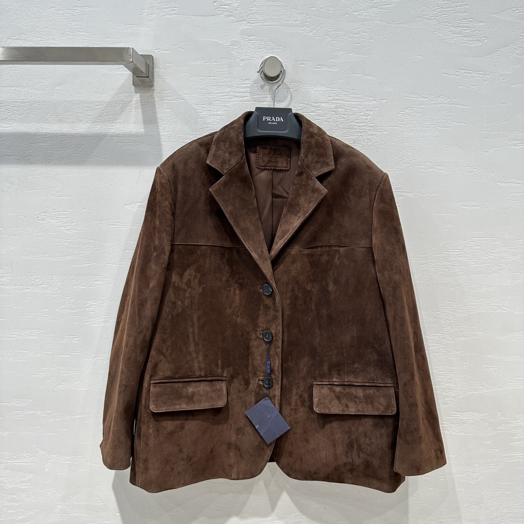 NO:662207,Exclusive first release of original order quality Pr*da's quiet luxury style!  The same style as Li Yitong’s star!  Medela School Style Haute Suede Suede Suede Wide Suit!  Exclusively customized top-grade goatskin anti-suede technology!  Retro brown with a high-end atmosphere!  The classic lapel and wide shoulder design is high-end, fashionable and handsome!  Versatile and easy to match, the upper body looks slimmer!  Three-dimensional tailoring technology, distressed color-brushed collar edges, and original custom-made hand-laminated triangle accessories!  Original developed jacquard letter lining!  Perfect workmanship quality depends on the details. Five-color SML. Bust size S is 110, shoulder width 47, sleeve length 58, dress length 70., Prada-clothing, prada, business suit, sheepskin, chamois leather,  19860909独家首发原单品质Pr*da 狠狠拿捏的静奢风！李一桐明星同款！美徳拉学校风 高定麂皮绒面皮阔版西装！独家定制顶级山羊皮 反绒面工艺！高级氛围感的复古棕！经典翻领宽肩版型设计高级时髦又帅气！百搭不挑人上身巨显瘦！立体裁工艺,做旧处理的擦色领边,原版定制手工压膜三角标配件！原版开发提花字母里衬！完美做工品质看细节.五色SML. S码胸围110,肩宽47,袖长58,衣长70.,普拉达-服装,prada,business suit,sheepskin,chamois leather, ,Women's clothing