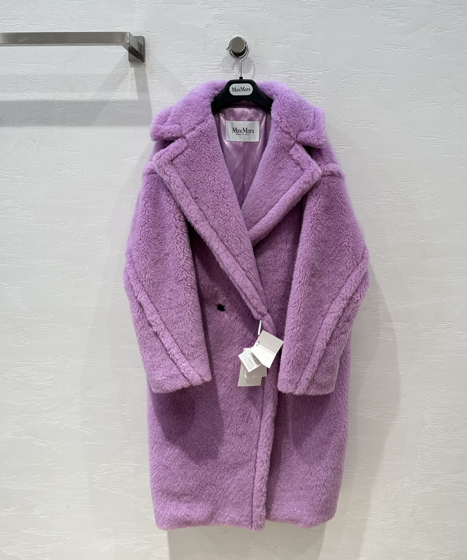 NO:721958,Hot item recommendation: The market’s exclusive and highest version of Max TeddyBear’s most classic and popular silhouette mid-length coat!  A coat that is popular among celebrity internet celebrities and ins bloggers!  The original version of the couple's model for men and women can be purchased for five figures. The large-profile version has inherent advantages. It is lazy and classy and does not choose anyone!  The Oversize silhouette is very tolerant to your figure, and the hem moves with your steps to highlight the aura of a queen!  The original customized version of the oversized airplane collar makes your face look smaller!  Japanese Bemberg lining, anti-snagging and anti-static, low-key luxury!  Original customized fabric imported 84 camel velvet, 12 mulberry silk, 4 camel hair!  Light as a cloud yet warm!  Natural horn buckle!  Crystal clear and more precious!  Perfect workmanship depends on the details, complete with three-standard dust-proof bag packaging!  XS/S/M. S size bust 130, dropped shoulder sleeve length 71, dress length 108., Maxmara-Clothing,19860909爆单推荐市场独家最高版本Max TeddyBear最经典最火爆的廓形中长款大衣！各路明星网红ins博主热衷的一款大衣！男女同款情侣款原版五位数购入开版大轮廓的版型,有着与生俱来的优势,慵懒有范儿不挑人！Over size大廓形对身材包容性极大,衣摆随步伐而动凸显女王气场！原版定制版型超大飞机领,显得脸更小！日本宾霸里布,防勾丝防静电,低调中的奢华！原版定制面料进口84骆驼绒12桑蚕丝4骆驼毛！轻如云朵又保暖！天然牛角扣！晶莹透亮更加珍贵！完美做工品质看细节,三标齐全防尘袋包装！XS/S/M. S码胸围130,落肩袖长71,衣长108.,麦丝玛拉-服装,,Women's clothing