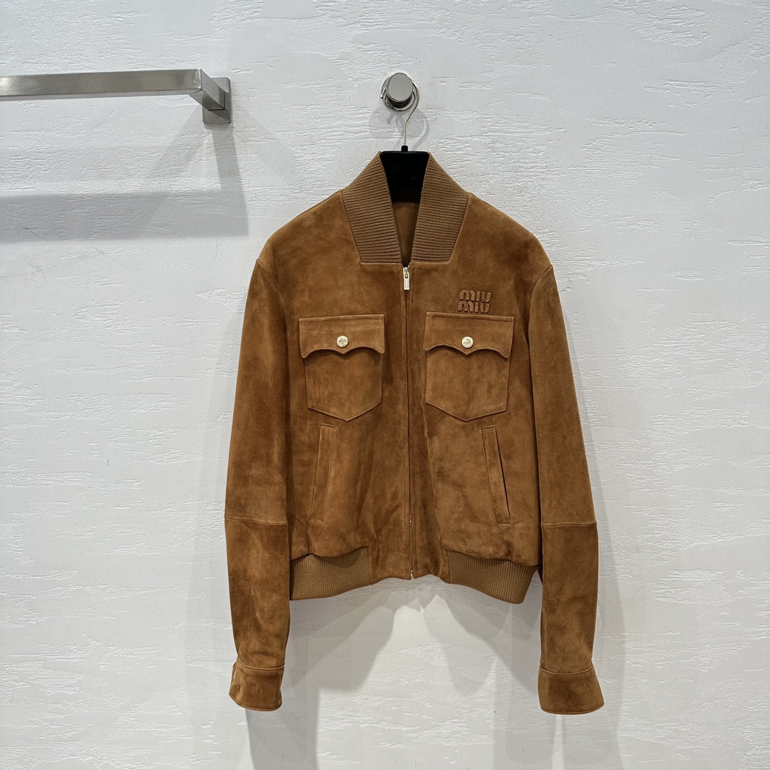 NO:689245,Exclusive first release of original quality Mi*miu exclusive customized suede suede craft retro golden brown suede jacket and leather jacket!  The normal version is more suitable for sweet girls!  Age-reducing girlish style rib collar stitching design!  The workwear double-pocket three-dimensional cut has a loose fit that is versatile and slimming!  Imported suede lambskin, positioning embroidered letter logo, a sweet and cool must-have item for fashionable girl's wardrobe. For perfect workmanship, the quality depends on the details!  One color SML. Size M bust 106, shoulder width 42, sleeve length 63, dress length 55.,Miumiu-clothing,miumiu,jackets & coats,jackets & coats,leather jacket,sheepskin,chamois leather,19860909独家首发原单品质Mi*miu 独家定制麂皮绒面工艺复古金棕色系麂皮绒夹克皮衣外套！正常版更适合甜妹子哦！减龄少女风气质罗纹领拼接设计！工装双口袋立体剪裁宽松版型百搭又显瘦！进口麂皮绒小羊皮,定位贴皮刺绣字母logo,甜酷的时髦少女衣橱必备气质单品.完美做工品质看细节！一色SML. M码胸围106,肩宽42,袖长63,衣长55.,缪缪-服装,miumiu,jackets & coats,jackets & coats,leather jacket,sheepskin,chamois leather,,Women's clothing