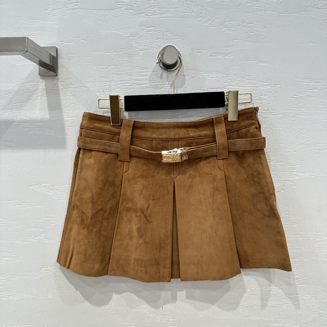 NO:689244,Exclusive first release of original quality Mi*miu vintage golden brown suede ultra-short pleated skirt!  Comes with metal buckle belt!  Exclusive customized suede surface craftsmanship!  The age-reducing college-style girly-style pressed pleated skirt design makes you look slimmer!  Imported suede lambskin, a sweet and cool must-have item in a fashionable girl's wardrobe. Perfect workmanship and quality depends on the details!  One color S-XL. M size bust 76, hip 92, skirt length 33., Miu Miu-clothing, miumiu, skirts, sheepskin, chamois leather,19860909独家首发原单品质Mi*miu 复古金棕色系麂皮绒超短压褶半裙！配送金属扣腰带！独家定制麂皮绒面工艺！减龄学院风少女风气质压褶裙摆设计版型巨显瘦！进口麂皮绒小羊皮,甜酷的时髦少女衣橱必备气质单品.完美做工品质看细节！一色S-XL. M码胸围76,臀围92,裙长33.,缪缪-服装,miumiu,skirts,sheepskin,chamois leather,,Women's clothing