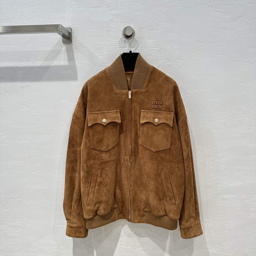 NO:689246,Exclusive first release of original quality Mi*miu24 new early autumn product Xiaobai's same overzise jacket suede jacket!  Exclusive customized suede surface craftsmanship!  Retro golden brown yyds!  Same style for men and women!  Ribbed collar patchwork design!  The workwear double-pocket three-dimensional cut has a loose fit that is versatile and slimming!  Imported suede lambskin, positioning embroidered letter logo, a must-have fashion item for a sweet and cool girl's wardrobe. For perfect workmanship, look at the details!  One color SML. Size S bust 116, shoulder width 59, sleeve length 54, dress length 64.,Miumiu-clothing,miumiu,jackets & coats,jackets & coats,sheepskin,chamois leather,19860909独家首发原单品质Mi*miu24早秋新品 小白同款overzise夹克麂皮绒外套！独家定制麂皮绒面工艺！复古金棕色yyds！男女同款！罗纹领拼接设计！工装双口袋立体剪裁宽松版型百搭又显瘦！进口麂皮绒小羊皮,定位贴皮刺绣字母logo,甜酷的少女衣橱必备时髦单品.完美做工品质看细节！一色SML. S码胸围116,肩宽59,袖长54,衣长64.,缪缪-服装,miumiu,jackets & coats,jackets & coats,sheepskin,chamois leather,,Women's clothing