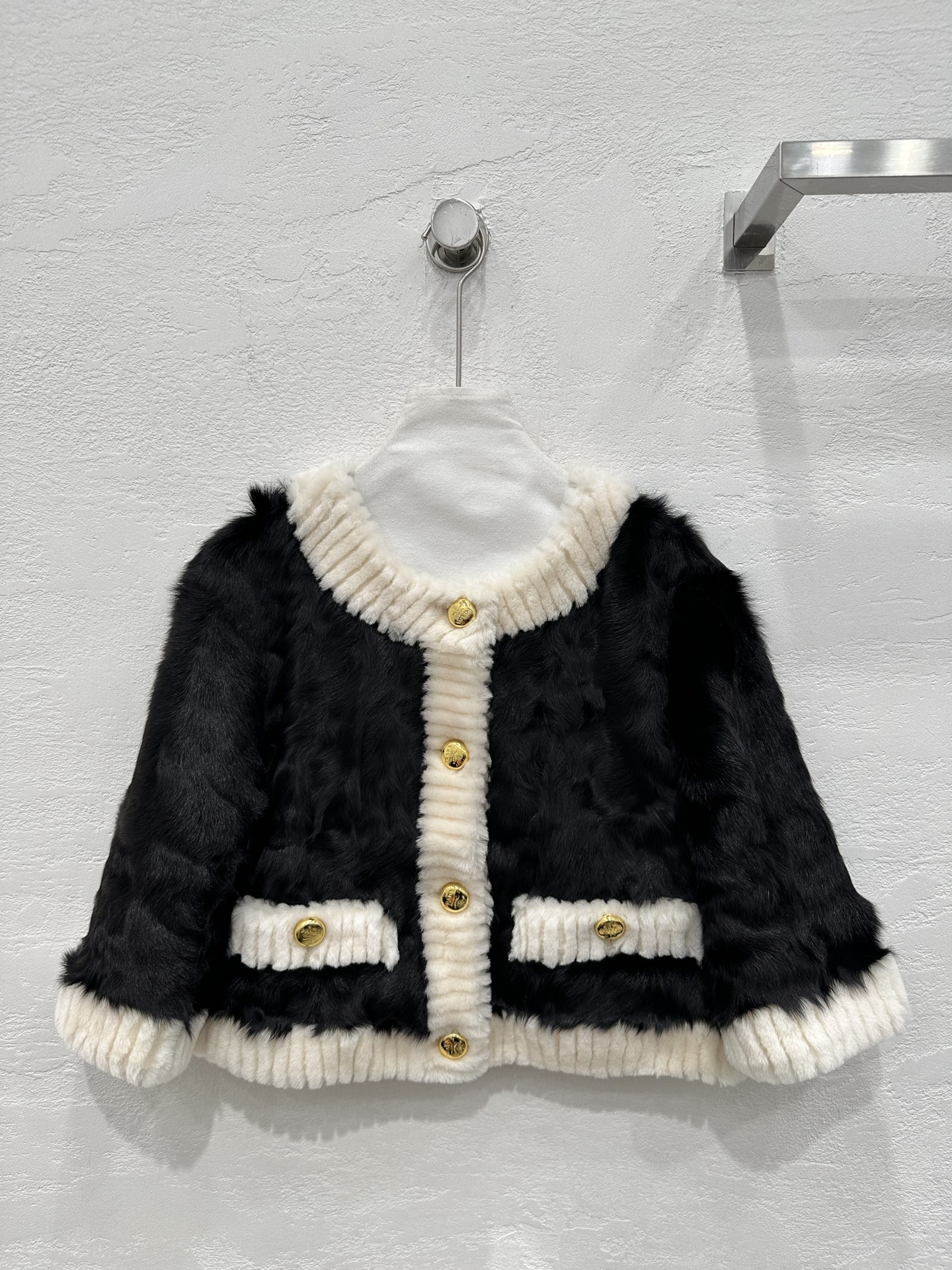 NO:661317,High-end original quality PR*DA counter simultaneously imports top-quality Icelandic wool, super soft French fur, lamb fur and fur all in one!  White, rich and beautiful must-have jackets!  The hair feels fine and soft!  The upper body is not bloated!  The elegant round neck is full of Korean girly feeling!  The loose design fits the upper body to give it a fashionable and handsome feel, making it versatile and easy to wear!  Keep warm and refuse to be bloated. I love the original customized hardware accessories!  Perfect workmanship quality depends on the details!  Instant delivery from stock!  One color SML M size bust 98, shoulder width 40, sleeve length 39, dress length 46.,Prada-clothing,prada,jackets & coats, 19860909高端原单品质PR*DA 专柜同步进口顶级冰岛毛超软小法皮羊羔毛皮毛一体！白富美必入外套！毛感细腻而软糯！上身不臃肿！气质圆领满满的韩系少女感！宽松设计版型上身时髦帅气的感觉,百搭不挑人！保暖拒绝臃肿超级大爱 原版定制五金配件！完美做工品质看细节！现货秒发！一色SML M码胸围98,肩宽40,袖长39,衣长46.,普拉达-服装,prada,jackets & coats, ,Women's clothing