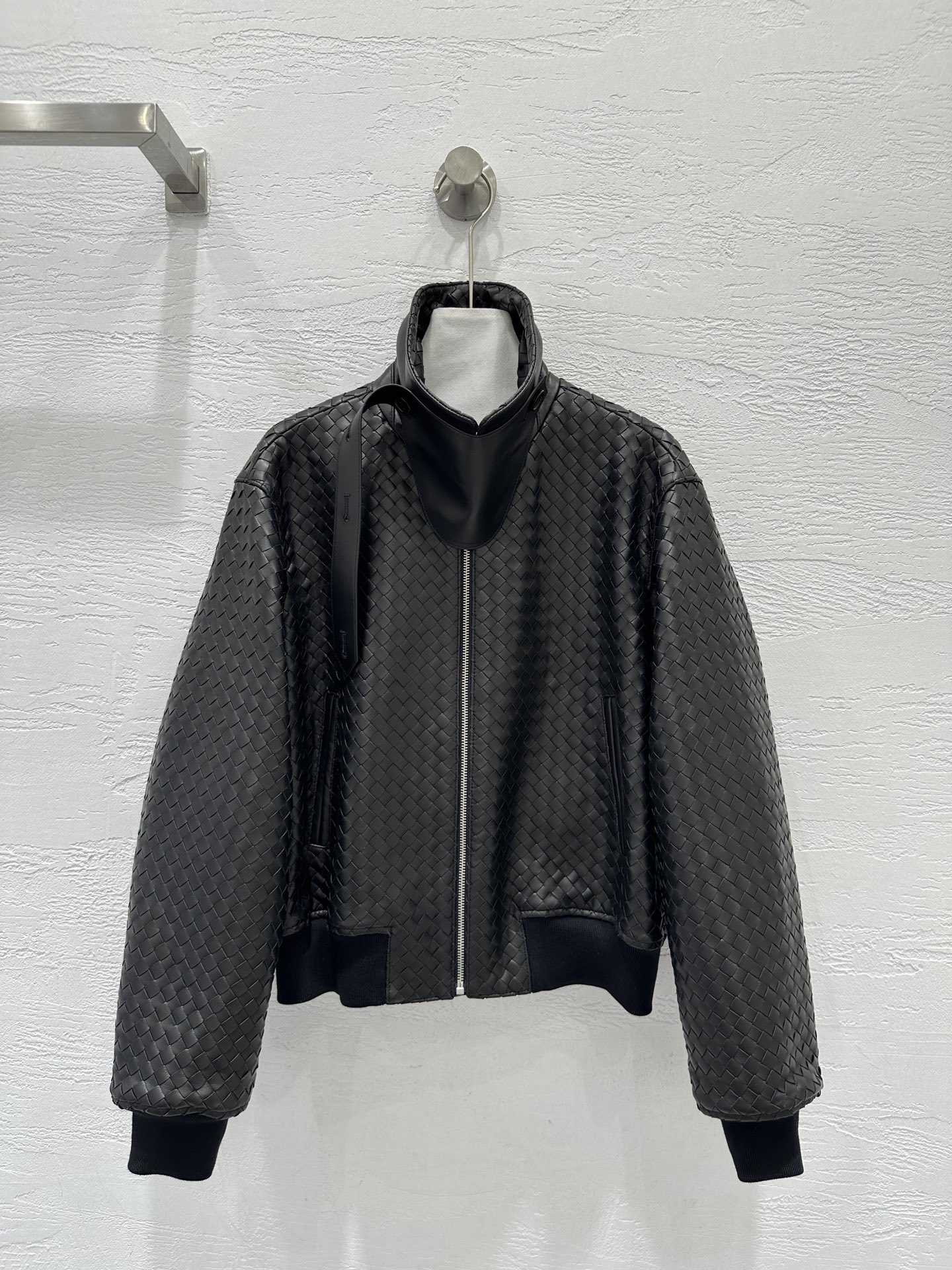 NO:927396,Exclusive first launch of high-end original quality Bot*ega veneta26 new product, star’s same weaving technique, retro, modern and fashionable must-have leather jacket!  Removable collar design jacket!  Imported lambskin weaving technology, the leather feels oily, soft and delicate!  I love the retro American college style classic design!  The customized ribbed splicing design has a casual and lazy style, and the temperament is fashionable and high-end!  The perfect fit and sexy upper body!  Perfect workmanship quality depends on the details!  Two colors S-XL., Bottega Veneta-clothing,bottega veneta,jackets & coats,jackets & coats,leather jacket,sheepskin,19860909独家首发高端原单品质Bot*ega veneta26新品 明星同款编织工艺复古摩登时髦精必备皮衣！可脱卸领畔设计夹克外套！进口小羊皮编织工艺,皮质肉感油润柔软又细腻！复古美式学院风经典设计超级大爱！定制罗纹拼接设计又A又飒随性的慵懒风,气质时髦又高级！完美版型上身又A又飒！完美做工品质看细节！两色S-XL.,葆蝶家-服装,bottega veneta,jackets & coats,jackets & coats,leather jacket,sheepskin,,Women's clothing