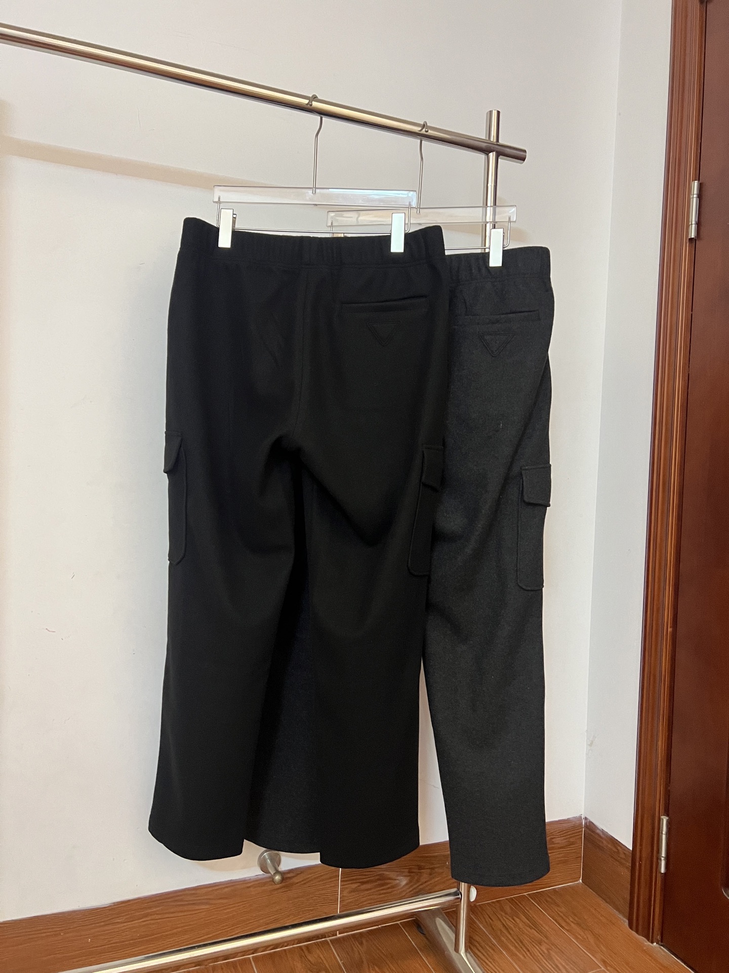 PRADA (羊毛加厚)2025官网同步羊毛工装卫裤 黑色 深灰色 S. M. L. XL. XXL