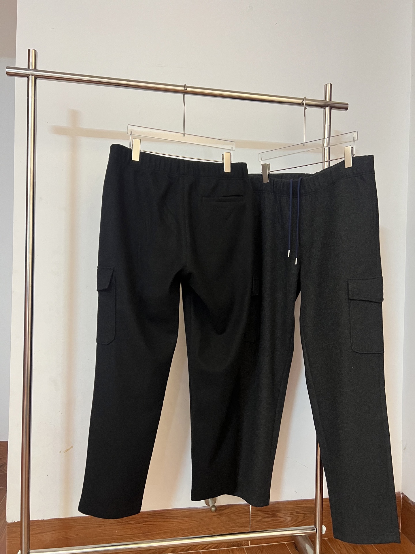PRADA (羊毛加厚)2025官网同步羊毛工装卫裤 黑色 深灰色 S. M. L. XL. XXL