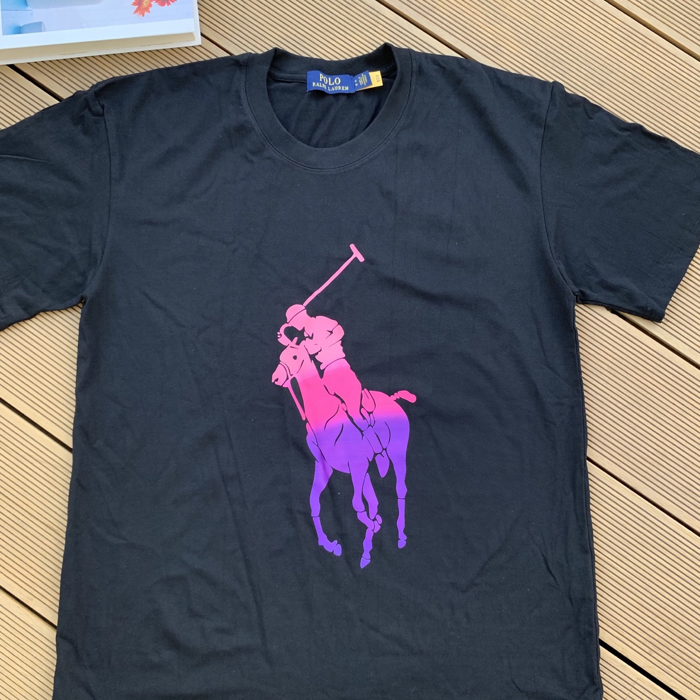 💰55 款号:L07
Ralph Lauren/拉夫劳伦2025夏季新配色纯棉240克大马彩色标印花logoT恤5色
颈部主标LOGO有二维码标,可以扫码验证,采用日本进口机器田岛绣花机打造小马标,色彩鲜明。区别市面LOW货。32支240g亲水爽肤100%纯棉面料舒适柔软,透气性强,主打高端 性价比,好品质无需多说。多种颜色可选,这种无性别风格男生女生都可以尝试,分分钟雅痞的腔调。沉浸于你的一派悠然,复古中自有你的格调。自然、生动、很法式的浪漫情怀,将青春气息与潮流完美融合。
颜色:白色,黑色,藏青,天蓝色,米灰色
码数:S-xL
S肩宽44胸围104袖长23衣长72
M肩宽45胸围108袖长24衣长74
L肩宽46胸围112袖长25衣长76
xL肩宽47胸围116袖长26衣长78