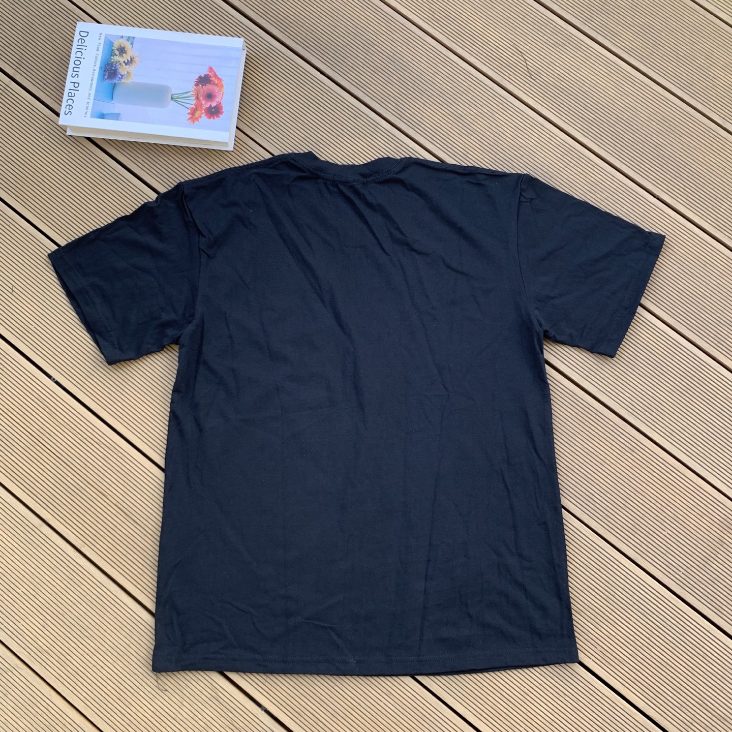 💰55 款号:L07
Ralph Lauren/拉夫劳伦2025夏季新配色纯棉240克大马彩色标印花logoT恤5色
颈部主标LOGO有二维码标,可以扫码验证,采用日本进口机器田岛绣花机打造小马标,色彩鲜明。区别市面LOW货。32支240g亲水爽肤100%纯棉面料舒适柔软,透气性强,主打高端 性价比,好品质无需多说。多种颜色可选,这种无性别风格男生女生都可以尝试,分分钟雅痞的腔调。沉浸于你的一派悠然,复古中自有你的格调。自然、生动、很法式的浪漫情怀,将青春气息与潮流完美融合。
颜色:白色,黑色,藏青,天蓝色,米灰色
码数:S-xL
S肩宽44胸围104袖长23衣长72
M肩宽45胸围108袖长24衣长74
L肩宽46胸围112袖长25衣长76
xL肩宽47胸围116袖长26衣长78
