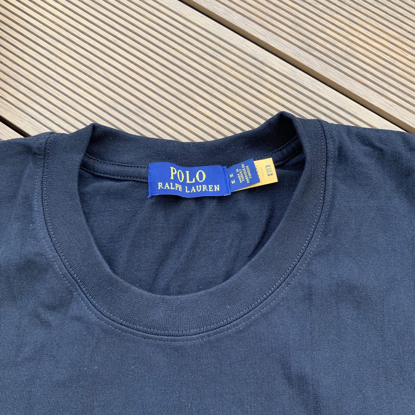 💰55 款号:L07
Ralph Lauren/拉夫劳伦2025夏季新配色纯棉240克大马彩色标印花logoT恤5色
颈部主标LOGO有二维码标,可以扫码验证,采用日本进口机器田岛绣花机打造小马标,色彩鲜明。区别市面LOW货。32支240g亲水爽肤100%纯棉面料舒适柔软,透气性强,主打高端 性价比,好品质无需多说。多种颜色可选,这种无性别风格男生女生都可以尝试,分分钟雅痞的腔调。沉浸于你的一派悠然,复古中自有你的格调。自然、生动、很法式的浪漫情怀,将青春气息与潮流完美融合。
颜色:白色,黑色,藏青,天蓝色,米灰色
码数:S-xL
S肩宽44胸围104袖长23衣长72
M肩宽45胸围108袖长24衣长74
L肩宽46胸围112袖长25衣长76
xL肩宽47胸围116袖长26衣长78