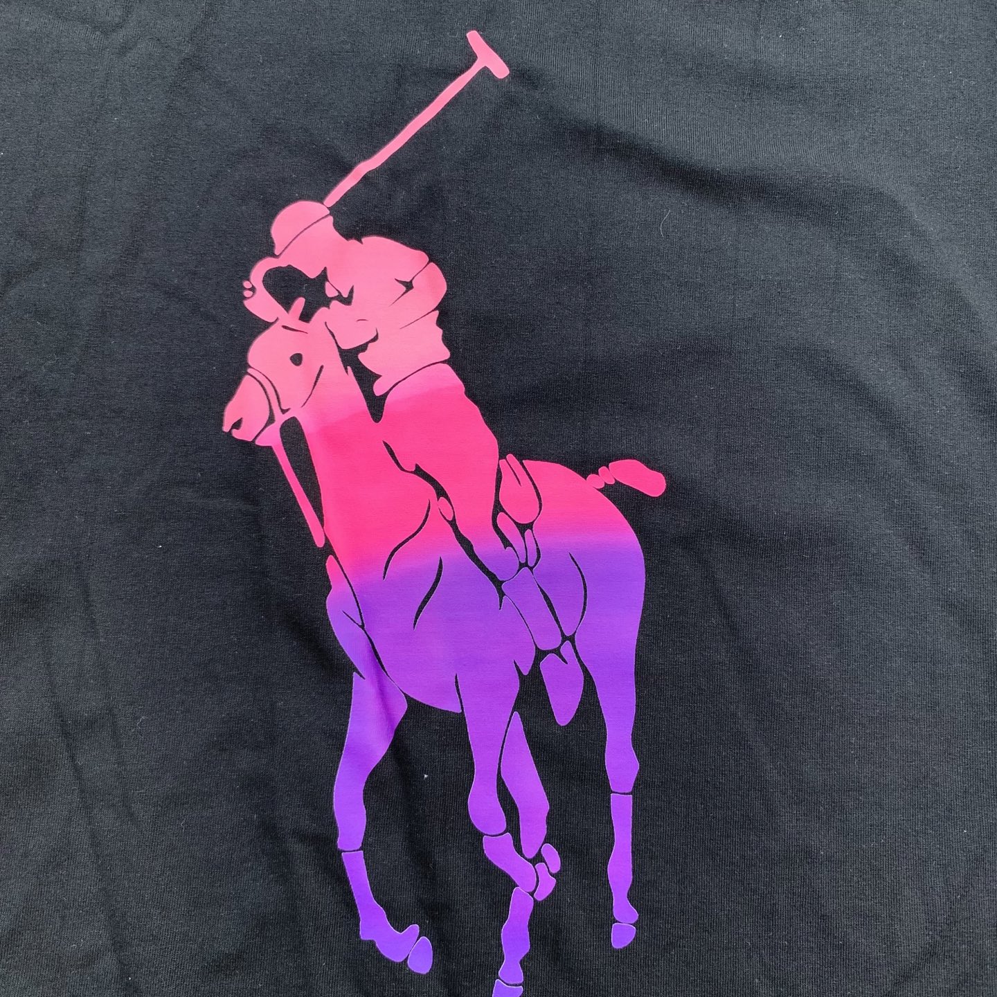 💰55 款号:L07
Ralph Lauren/拉夫劳伦2025夏季新配色纯棉240克大马彩色标印花logoT恤5色
颈部主标LOGO有二维码标,可以扫码验证,采用日本进口机器田岛绣花机打造小马标,色彩鲜明。区别市面LOW货。32支240g亲水爽肤100%纯棉面料舒适柔软,透气性强,主打高端 性价比,好品质无需多说。多种颜色可选,这种无性别风格男生女生都可以尝试,分分钟雅痞的腔调。沉浸于你的一派悠然,复古中自有你的格调。自然、生动、很法式的浪漫情怀,将青春气息与潮流完美融合。
颜色:白色,黑色,藏青,天蓝色,米灰色
码数:S-xL
S肩宽44胸围104袖长23衣长72
M肩宽45胸围108袖长24衣长74
L肩宽46胸围112袖长25衣长76
xL肩宽47胸围116袖长26衣长78