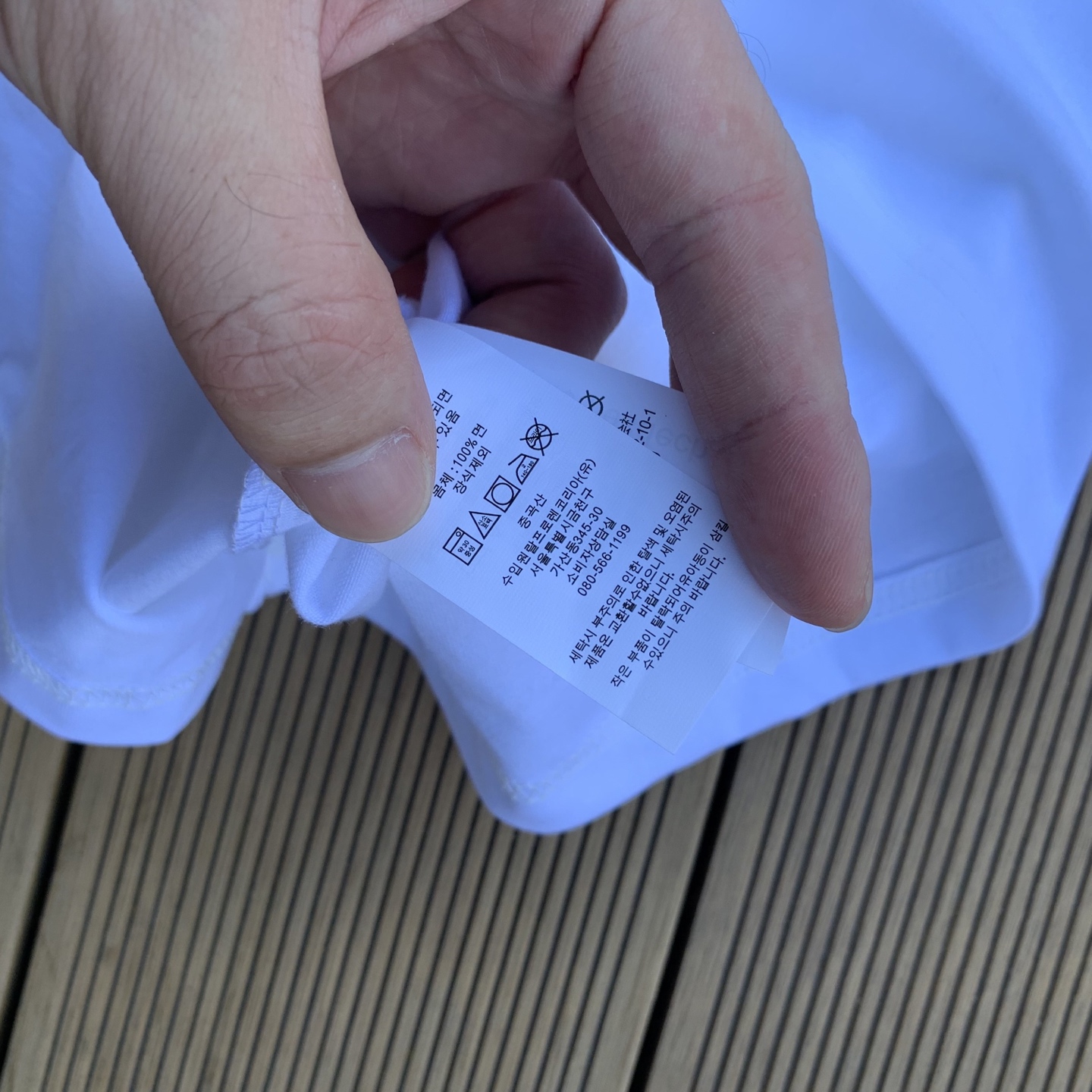 💰55 款号:L07
Ralph Lauren/拉夫劳伦2025夏季新配色纯棉240克大马彩色标印花logoT恤5色
颈部主标LOGO有二维码标,可以扫码验证,采用日本进口机器田岛绣花机打造小马标,色彩鲜明。区别市面LOW货。32支240g亲水爽肤100%纯棉面料舒适柔软,透气性强,主打高端 性价比,好品质无需多说。多种颜色可选,这种无性别风格男生女生都可以尝试,分分钟雅痞的腔调。沉浸于你的一派悠然,复古中自有你的格调。自然、生动、很法式的浪漫情怀,将青春气息与潮流完美融合。
颜色:白色,黑色,藏青,天蓝色,米灰色
码数:S-xL
S肩宽44胸围104袖长23衣长72
M肩宽45胸围108袖长24衣长74
L肩宽46胸围112袖长25衣长76
xL肩宽47胸围116袖长26衣长78