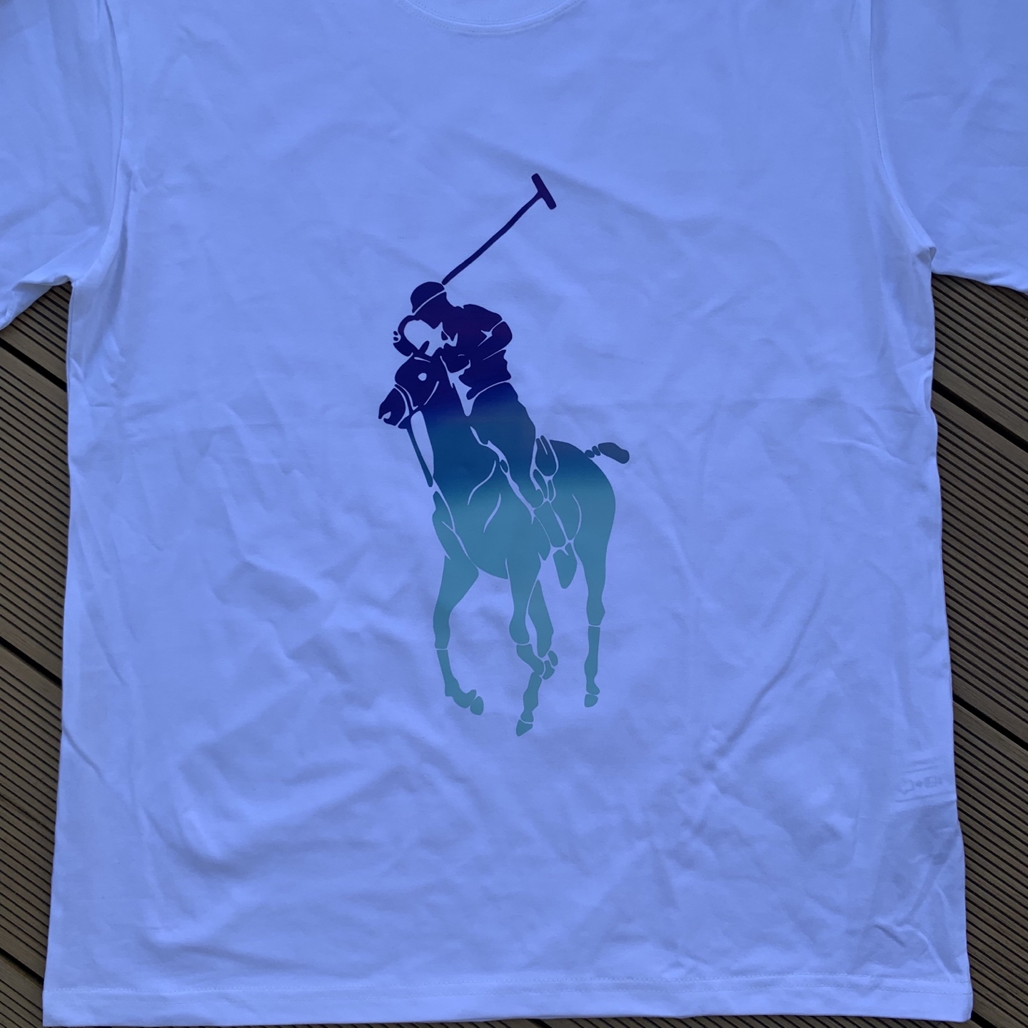 💰55 款号:L07
Ralph Lauren/拉夫劳伦2025夏季新配色纯棉240克大马彩色标印花logoT恤5色
颈部主标LOGO有二维码标,可以扫码验证,采用日本进口机器田岛绣花机打造小马标,色彩鲜明。区别市面LOW货。32支240g亲水爽肤100%纯棉面料舒适柔软,透气性强,主打高端 性价比,好品质无需多说。多种颜色可选,这种无性别风格男生女生都可以尝试,分分钟雅痞的腔调。沉浸于你的一派悠然,复古中自有你的格调。自然、生动、很法式的浪漫情怀,将青春气息与潮流完美融合。
颜色:白色,黑色,藏青,天蓝色,米灰色
码数:S-xL
S肩宽44胸围104袖长23衣长72
M肩宽45胸围108袖长24衣长74
L肩宽46胸围112袖长25衣长76
xL肩宽47胸围116袖长26衣长78