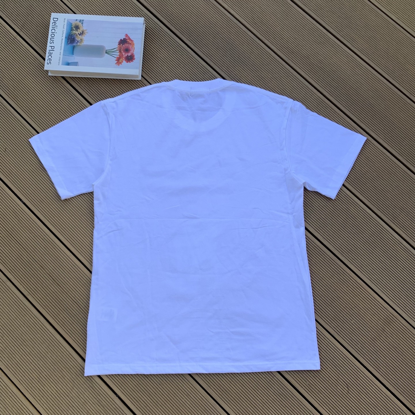💰55 款号:L07
Ralph Lauren/拉夫劳伦2025夏季新配色纯棉240克大马彩色标印花logoT恤5色
颈部主标LOGO有二维码标,可以扫码验证,采用日本进口机器田岛绣花机打造小马标,色彩鲜明。区别市面LOW货。32支240g亲水爽肤100%纯棉面料舒适柔软,透气性强,主打高端 性价比,好品质无需多说。多种颜色可选,这种无性别风格男生女生都可以尝试,分分钟雅痞的腔调。沉浸于你的一派悠然,复古中自有你的格调。自然、生动、很法式的浪漫情怀,将青春气息与潮流完美融合。
颜色:白色,黑色,藏青,天蓝色,米灰色
码数:S-xL
S肩宽44胸围104袖长23衣长72
M肩宽45胸围108袖长24衣长74
L肩宽46胸围112袖长25衣长76
xL肩宽47胸围116袖长26衣长78