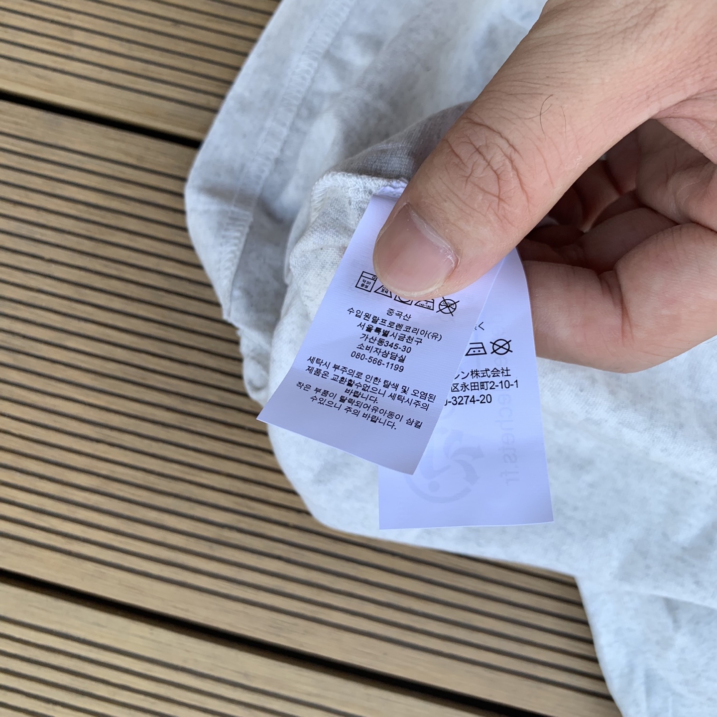 💰55 款号:L07
Ralph Lauren/拉夫劳伦2025夏季新配色纯棉240克大马彩色标印花logoT恤5色
颈部主标LOGO有二维码标,可以扫码验证,采用日本进口机器田岛绣花机打造小马标,色彩鲜明。区别市面LOW货。32支240g亲水爽肤100%纯棉面料舒适柔软,透气性强,主打高端 性价比,好品质无需多说。多种颜色可选,这种无性别风格男生女生都可以尝试,分分钟雅痞的腔调。沉浸于你的一派悠然,复古中自有你的格调。自然、生动、很法式的浪漫情怀,将青春气息与潮流完美融合。
颜色:白色,黑色,藏青,天蓝色,米灰色
码数:S-xL
S肩宽44胸围104袖长23衣长72
M肩宽45胸围108袖长24衣长74
L肩宽46胸围112袖长25衣长76
xL肩宽47胸围116袖长26衣长78