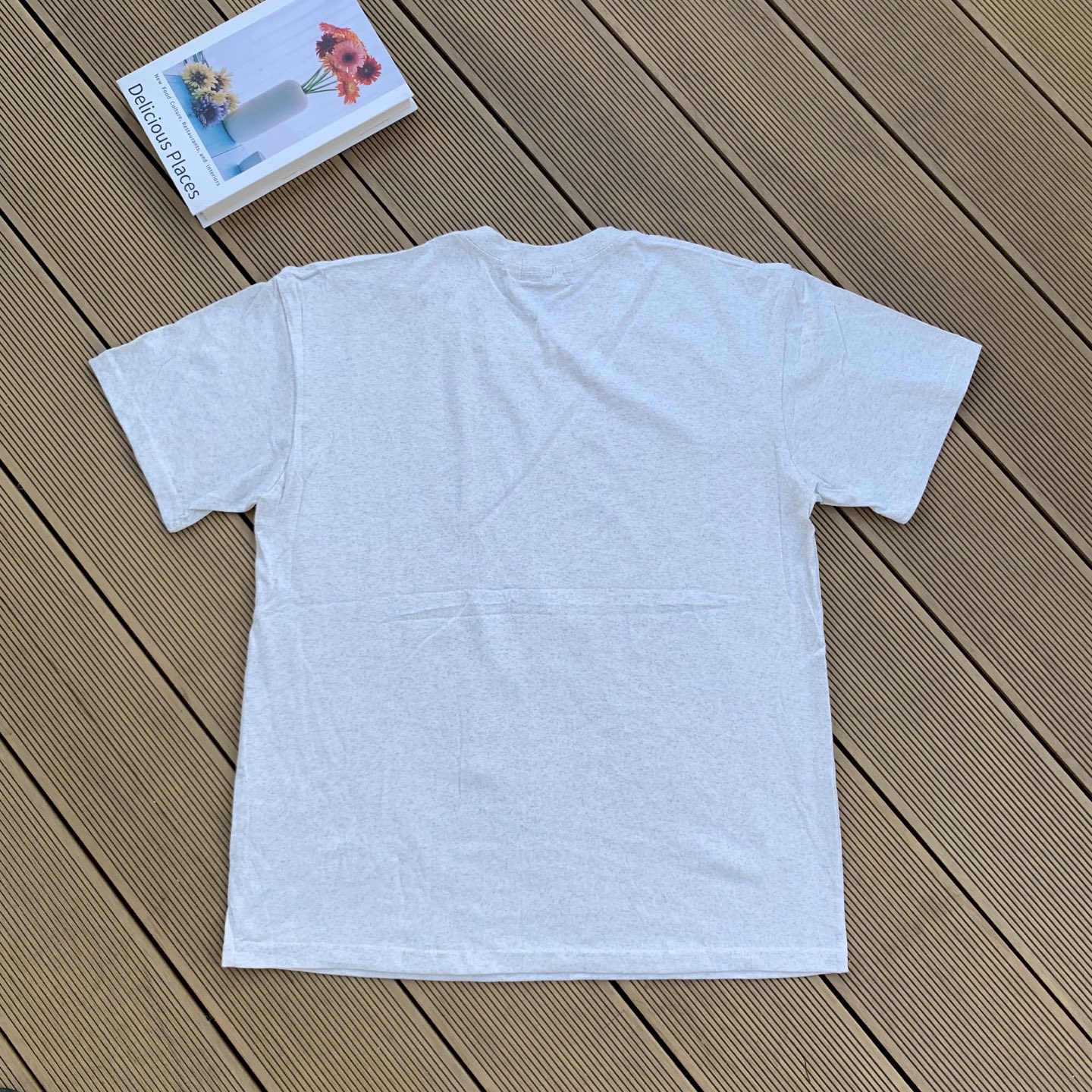 💰55 款号:L07
Ralph Lauren/拉夫劳伦2025夏季新配色纯棉240克大马彩色标印花logoT恤5色
颈部主标LOGO有二维码标,可以扫码验证,采用日本进口机器田岛绣花机打造小马标,色彩鲜明。区别市面LOW货。32支240g亲水爽肤100%纯棉面料舒适柔软,透气性强,主打高端 性价比,好品质无需多说。多种颜色可选,这种无性别风格男生女生都可以尝试,分分钟雅痞的腔调。沉浸于你的一派悠然,复古中自有你的格调。自然、生动、很法式的浪漫情怀,将青春气息与潮流完美融合。
颜色:白色,黑色,藏青,天蓝色,米灰色
码数:S-xL
S肩宽44胸围104袖长23衣长72
M肩宽45胸围108袖长24衣长74
L肩宽46胸围112袖长25衣长76
xL肩宽47胸围116袖长26衣长78