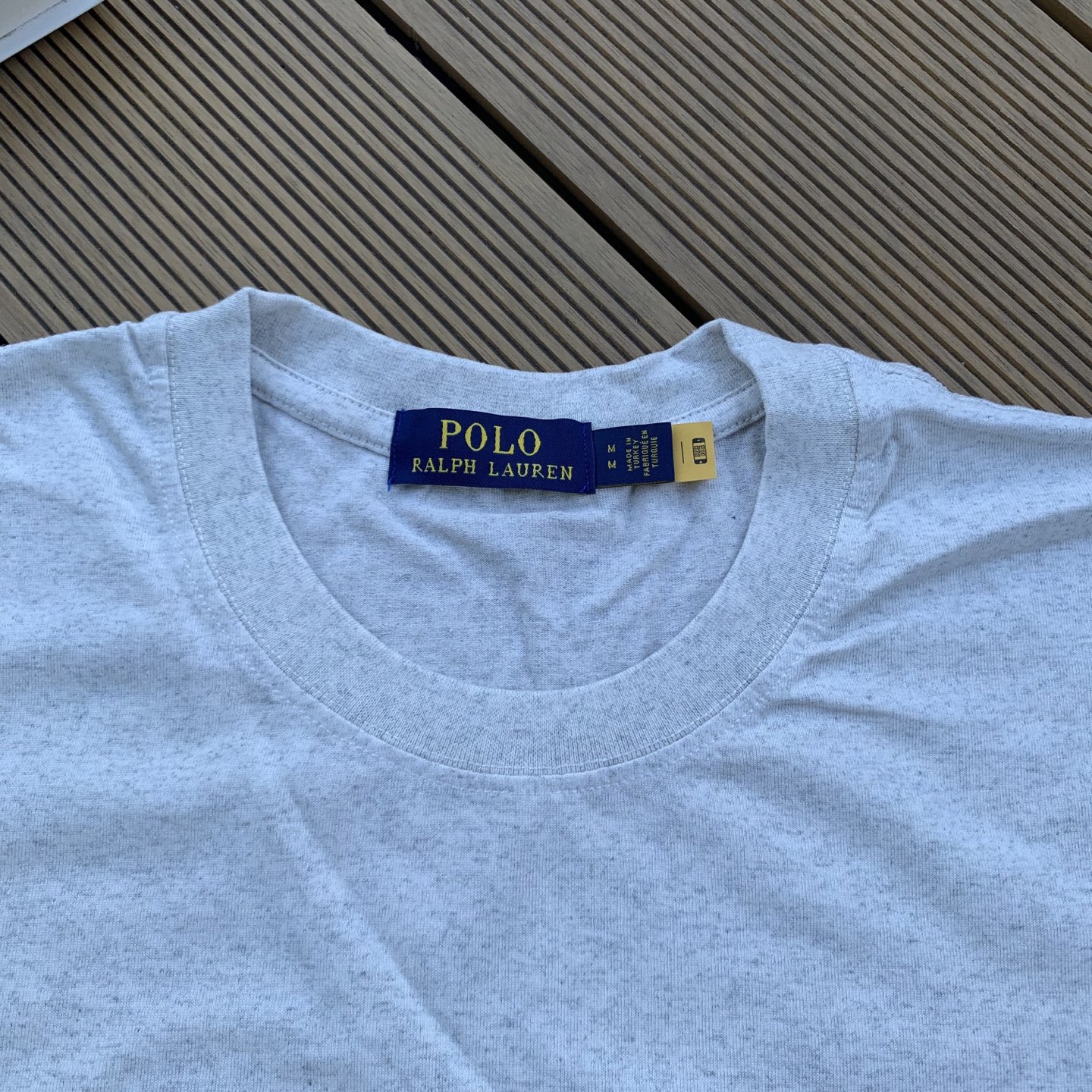 💰55 款号:L07
Ralph Lauren/拉夫劳伦2025夏季新配色纯棉240克大马彩色标印花logoT恤5色
颈部主标LOGO有二维码标,可以扫码验证,采用日本进口机器田岛绣花机打造小马标,色彩鲜明。区别市面LOW货。32支240g亲水爽肤100%纯棉面料舒适柔软,透气性强,主打高端 性价比,好品质无需多说。多种颜色可选,这种无性别风格男生女生都可以尝试,分分钟雅痞的腔调。沉浸于你的一派悠然,复古中自有你的格调。自然、生动、很法式的浪漫情怀,将青春气息与潮流完美融合。
颜色:白色,黑色,藏青,天蓝色,米灰色
码数:S-xL
S肩宽44胸围104袖长23衣长72
M肩宽45胸围108袖长24衣长74
L肩宽46胸围112袖长25衣长76
xL肩宽47胸围116袖长26衣长78