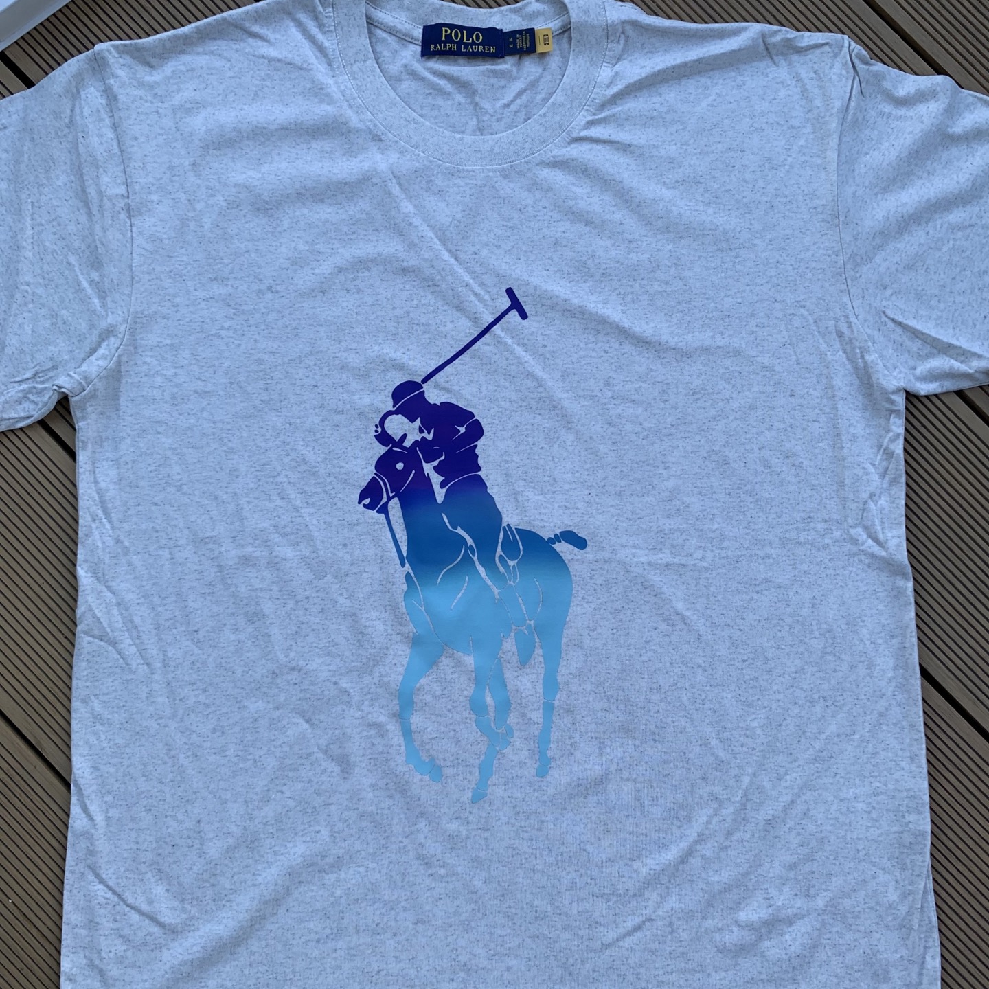 💰55 款号:L07
Ralph Lauren/拉夫劳伦2025夏季新配色纯棉240克大马彩色标印花logoT恤5色
颈部主标LOGO有二维码标,可以扫码验证,采用日本进口机器田岛绣花机打造小马标,色彩鲜明。区别市面LOW货。32支240g亲水爽肤100%纯棉面料舒适柔软,透气性强,主打高端 性价比,好品质无需多说。多种颜色可选,这种无性别风格男生女生都可以尝试,分分钟雅痞的腔调。沉浸于你的一派悠然,复古中自有你的格调。自然、生动、很法式的浪漫情怀,将青春气息与潮流完美融合。
颜色:白色,黑色,藏青,天蓝色,米灰色
码数:S-xL
S肩宽44胸围104袖长23衣长72
M肩宽45胸围108袖长24衣长74
L肩宽46胸围112袖长25衣长76
xL肩宽47胸围116袖长26衣长78