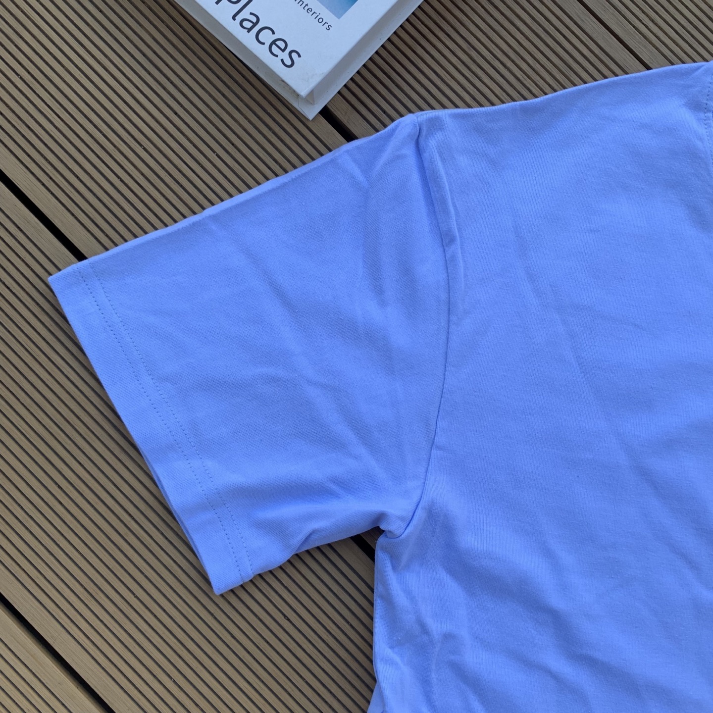💰55   款号：L07
Ralph Lauren/拉夫劳伦2025夏季新配色纯棉240克大马彩色标印花logoT恤5色
颈部主标LOGO有二维码标，可以扫码验证，采用日本进口机器田岛绣花机打造小马标，色彩鲜明。区别市面LOW货。32支240g亲水爽肤100%纯棉面料舒适柔软，透气性强，主打高端 性价比，好品质无需多说。多种颜色可选，这种无性别风格男生女生都可以尝试，分分钟雅痞的腔调。沉浸于你的一派悠然，复古中自有你的格调。自然、生动、很法式的浪漫情怀，将青春气息与潮流完美融合。
颜色：白色，黑色，藏青，天蓝色，米灰色
码数：S-xL
S肩宽44胸围104袖长23衣长72
M肩宽45胸围108袖长24衣长74
L肩宽46胸围112袖长25衣长76
xL肩宽47胸围116袖长26衣长78
