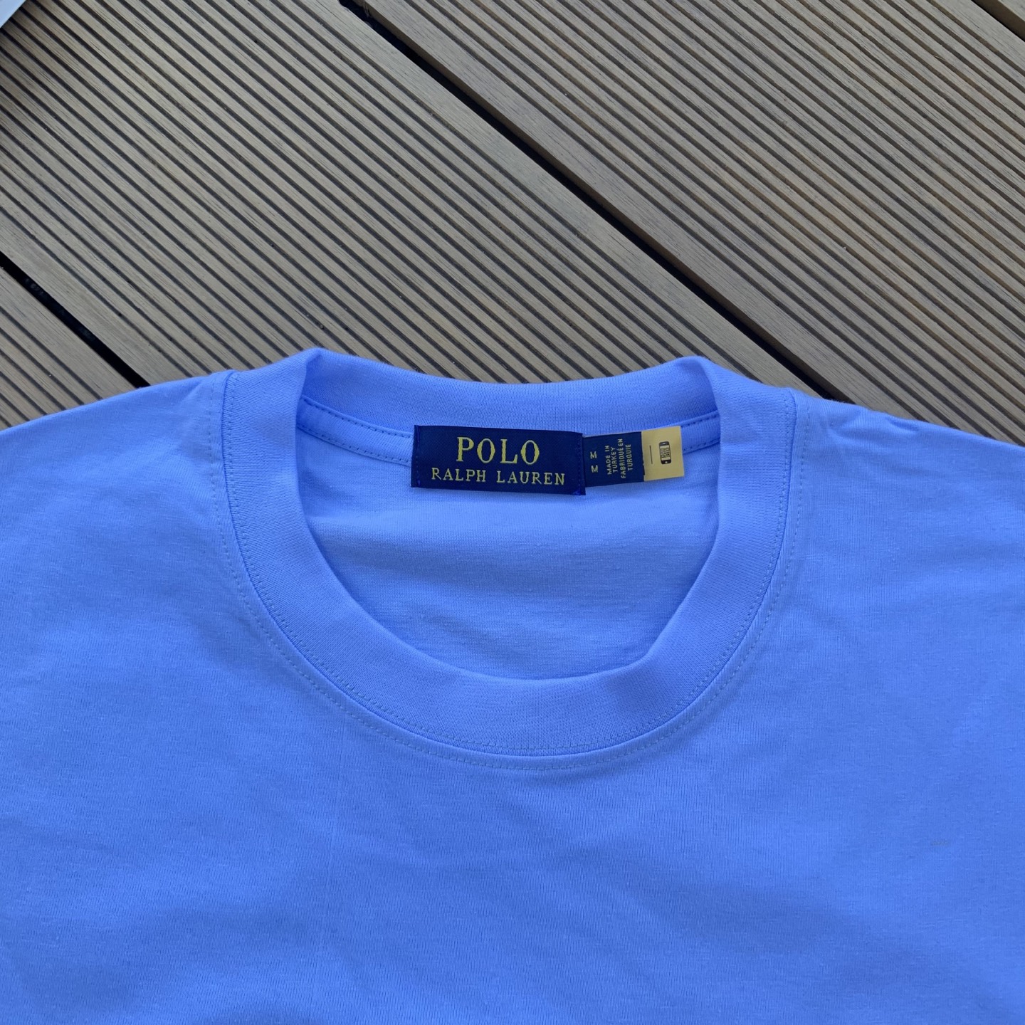 💰55   款号：L07
Ralph Lauren/拉夫劳伦2025夏季新配色纯棉240克大马彩色标印花logoT恤5色
颈部主标LOGO有二维码标，可以扫码验证，采用日本进口机器田岛绣花机打造小马标，色彩鲜明。区别市面LOW货。32支240g亲水爽肤100%纯棉面料舒适柔软，透气性强，主打高端 性价比，好品质无需多说。多种颜色可选，这种无性别风格男生女生都可以尝试，分分钟雅痞的腔调。沉浸于你的一派悠然，复古中自有你的格调。自然、生动、很法式的浪漫情怀，将青春气息与潮流完美融合。
颜色：白色，黑色，藏青，天蓝色，米灰色
码数：S-xL
S肩宽44胸围104袖长23衣长72
M肩宽45胸围108袖长24衣长74
L肩宽46胸围112袖长25衣长76
xL肩宽47胸围116袖长26衣长78