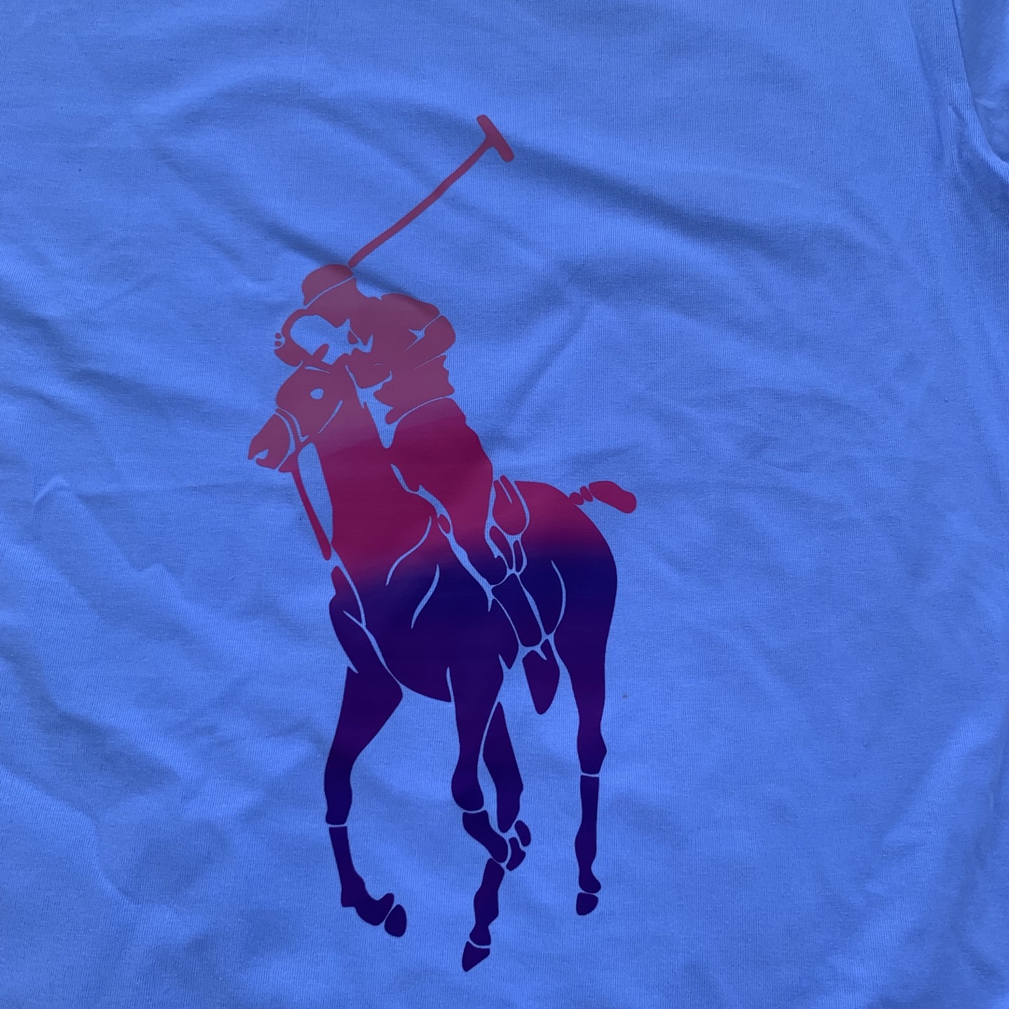 💰55   款号：L07
Ralph Lauren/拉夫劳伦2025夏季新配色纯棉240克大马彩色标印花logoT恤5色
颈部主标LOGO有二维码标，可以扫码验证，采用日本进口机器田岛绣花机打造小马标，色彩鲜明。区别市面LOW货。32支240g亲水爽肤100%纯棉面料舒适柔软，透气性强，主打高端 性价比，好品质无需多说。多种颜色可选，这种无性别风格男生女生都可以尝试，分分钟雅痞的腔调。沉浸于你的一派悠然，复古中自有你的格调。自然、生动、很法式的浪漫情怀，将青春气息与潮流完美融合。
颜色：白色，黑色，藏青，天蓝色，米灰色
码数：S-xL
S肩宽44胸围104袖长23衣长72
M肩宽45胸围108袖长24衣长74
L肩宽46胸围112袖长25衣长76
xL肩宽47胸围116袖长26衣长78
