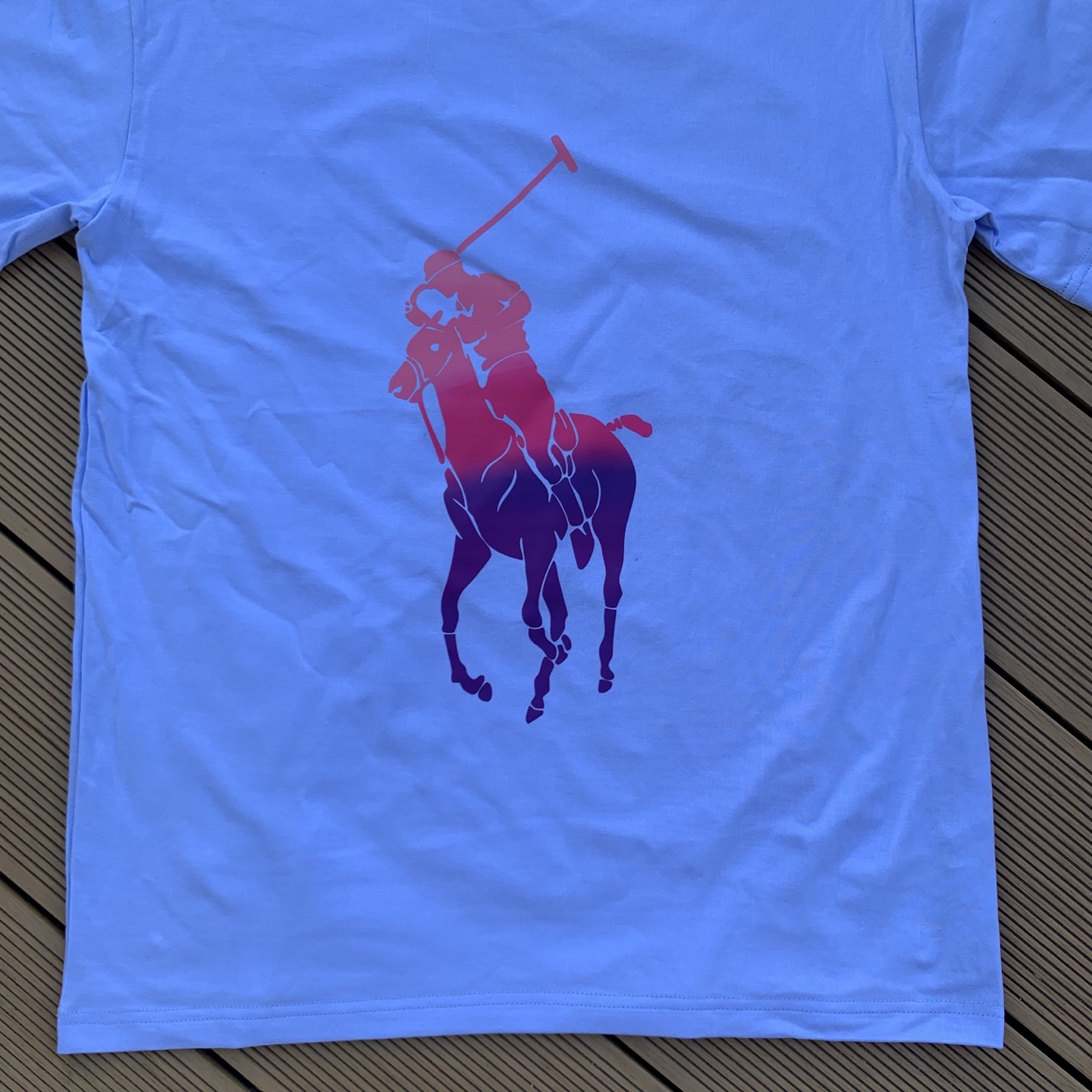💰55   款号：L07
Ralph Lauren/拉夫劳伦2025夏季新配色纯棉240克大马彩色标印花logoT恤5色
颈部主标LOGO有二维码标，可以扫码验证，采用日本进口机器田岛绣花机打造小马标，色彩鲜明。区别市面LOW货。32支240g亲水爽肤100%纯棉面料舒适柔软，透气性强，主打高端 性价比，好品质无需多说。多种颜色可选，这种无性别风格男生女生都可以尝试，分分钟雅痞的腔调。沉浸于你的一派悠然，复古中自有你的格调。自然、生动、很法式的浪漫情怀，将青春气息与潮流完美融合。
颜色：白色，黑色，藏青，天蓝色，米灰色
码数：S-xL
S肩宽44胸围104袖长23衣长72
M肩宽45胸围108袖长24衣长74
L肩宽46胸围112袖长25衣长76
xL肩宽47胸围116袖长26衣长78