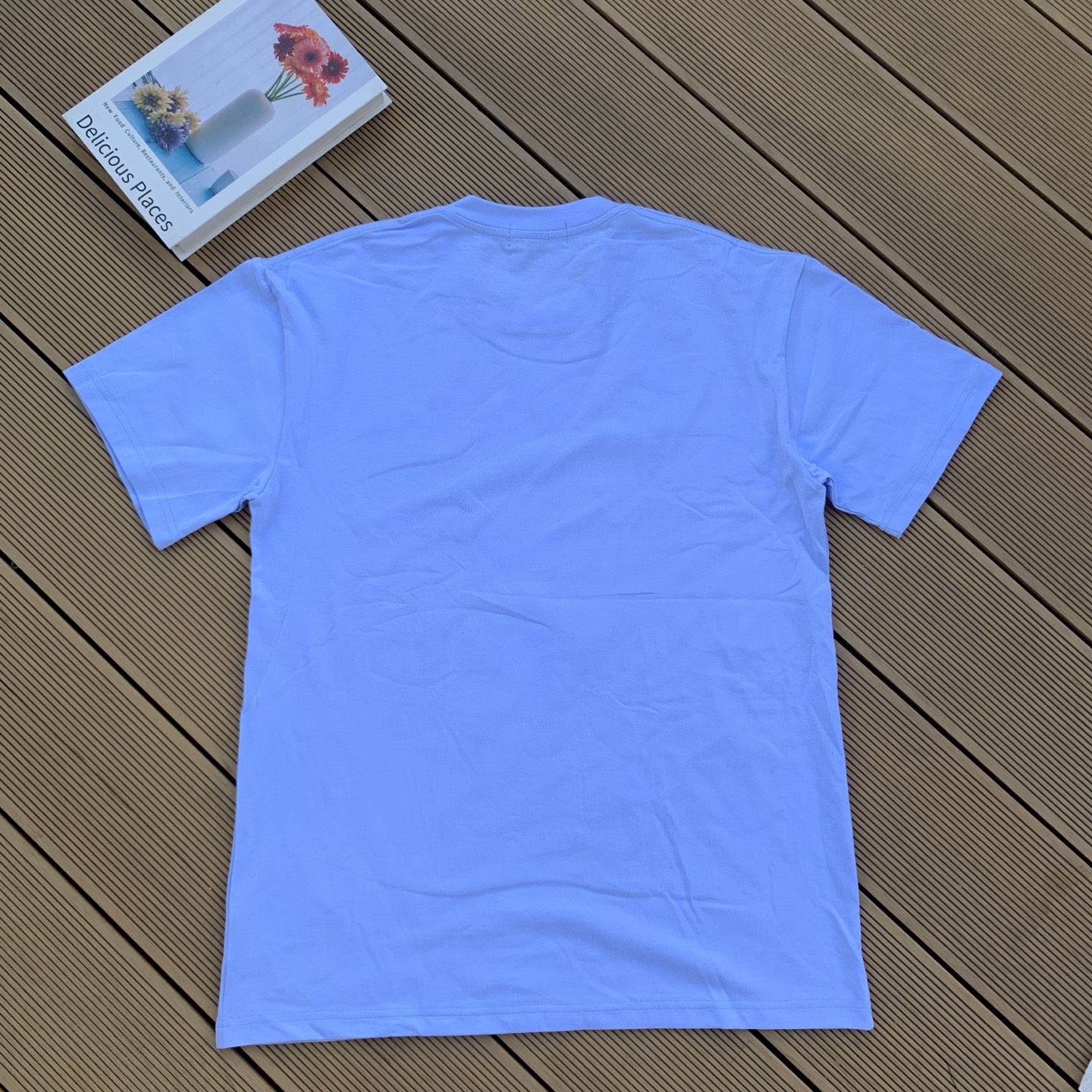 💰55   款号：L07
Ralph Lauren/拉夫劳伦2025夏季新配色纯棉240克大马彩色标印花logoT恤5色
颈部主标LOGO有二维码标，可以扫码验证，采用日本进口机器田岛绣花机打造小马标，色彩鲜明。区别市面LOW货。32支240g亲水爽肤100%纯棉面料舒适柔软，透气性强，主打高端 性价比，好品质无需多说。多种颜色可选，这种无性别风格男生女生都可以尝试，分分钟雅痞的腔调。沉浸于你的一派悠然，复古中自有你的格调。自然、生动、很法式的浪漫情怀，将青春气息与潮流完美融合。
颜色：白色，黑色，藏青，天蓝色，米灰色
码数：S-xL
S肩宽44胸围104袖长23衣长72
M肩宽45胸围108袖长24衣长74
L肩宽46胸围112袖长25衣长76
xL肩宽47胸围116袖长26衣长78