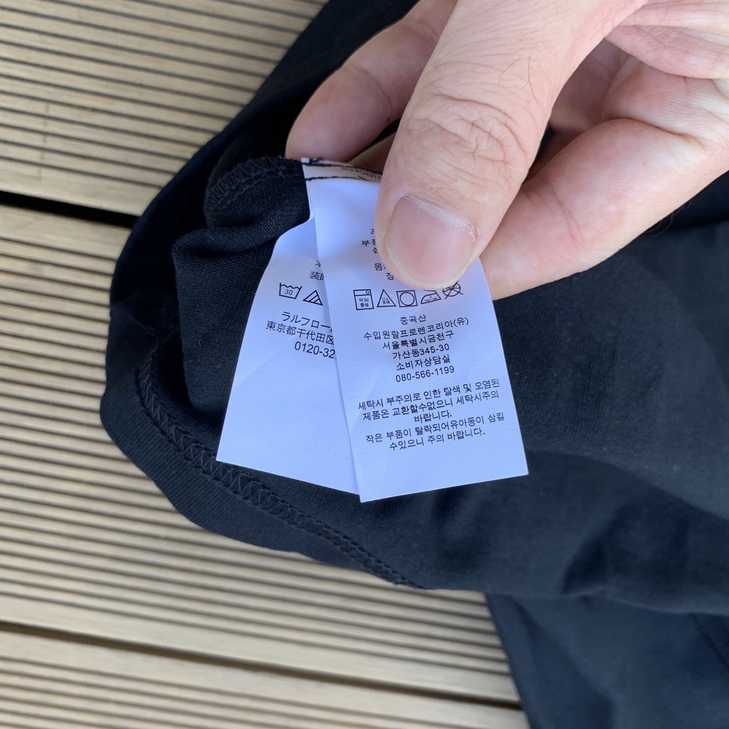 💰55 款号:L08
Ralph Lauren/拉夫劳伦2025夏季新配色纯棉240克小熊大马彩色标印花logoT恤5色
颈部主标LOGO有二维码标,可以扫码验证,采用日本进口机器田岛绣花机打造小马标,色彩鲜明。区别市面LOW货。32支240g亲水爽肤100%纯棉面料舒适柔软,透气性强,主打高端 性价比,好品质无需多说。多种颜色可选,这种无性别风格男生女生都可以尝试,分分钟雅痞的腔调。沉浸于你的一派悠然,复古中自有你的格调。自然、生动、很法式的浪漫情怀,将青春气息与潮流完美融合。
颜色:白色,黑色,藏青,天蓝色,米灰色
码数:S-xL
S肩宽44胸围104袖长23衣长72
M肩宽45胸围108袖长24衣长74
L肩宽46胸围112袖长25衣长76
xL肩宽47胸围116袖长26衣长78