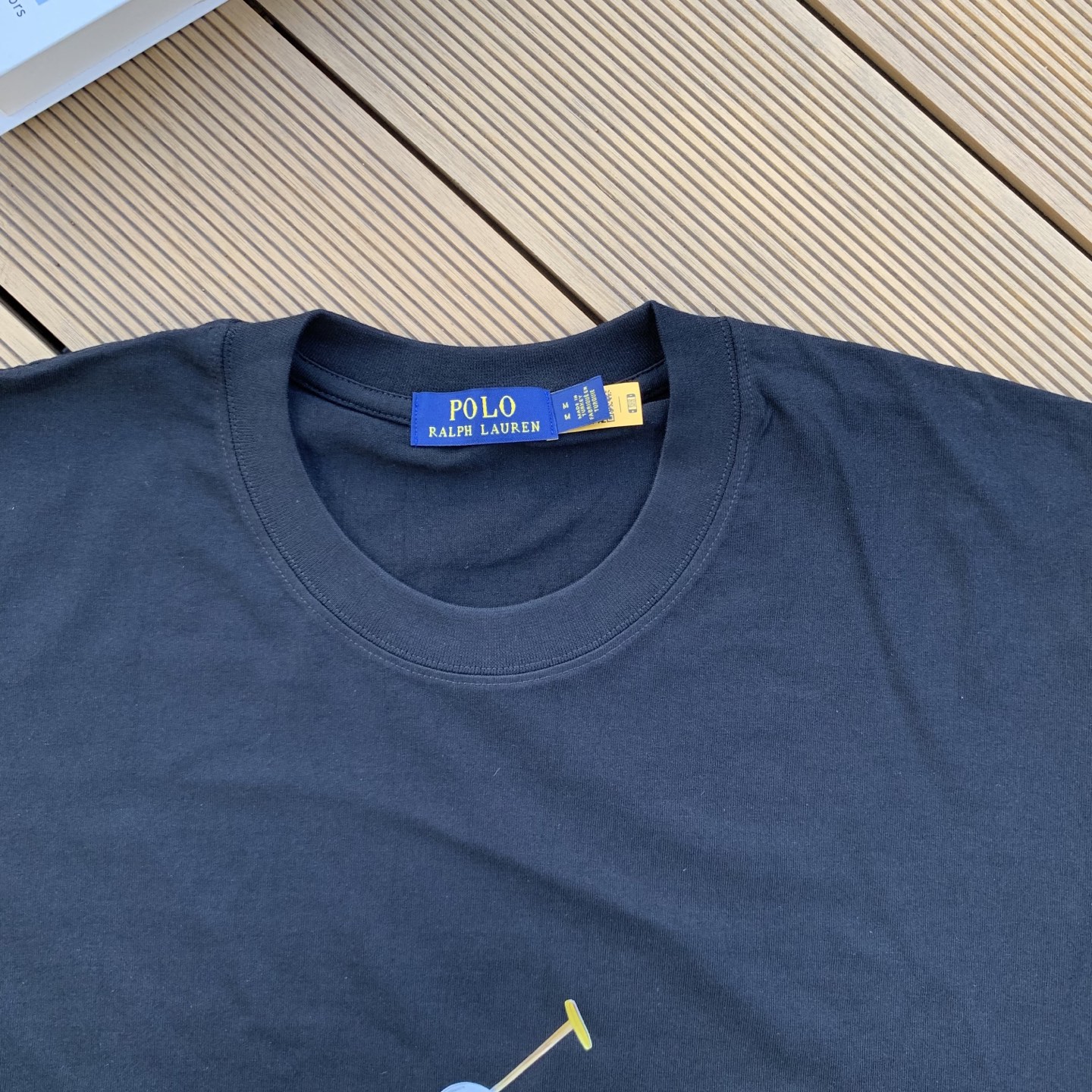 💰55 款号:L08
Ralph Lauren/拉夫劳伦2025夏季新配色纯棉240克小熊大马彩色标印花logoT恤5色
颈部主标LOGO有二维码标,可以扫码验证,采用日本进口机器田岛绣花机打造小马标,色彩鲜明。区别市面LOW货。32支240g亲水爽肤100%纯棉面料舒适柔软,透气性强,主打高端 性价比,好品质无需多说。多种颜色可选,这种无性别风格男生女生都可以尝试,分分钟雅痞的腔调。沉浸于你的一派悠然,复古中自有你的格调。自然、生动、很法式的浪漫情怀,将青春气息与潮流完美融合。
颜色:白色,黑色,藏青,天蓝色,米灰色
码数:S-xL
S肩宽44胸围104袖长23衣长72
M肩宽45胸围108袖长24衣长74
L肩宽46胸围112袖长25衣长76
xL肩宽47胸围116袖长26衣长78