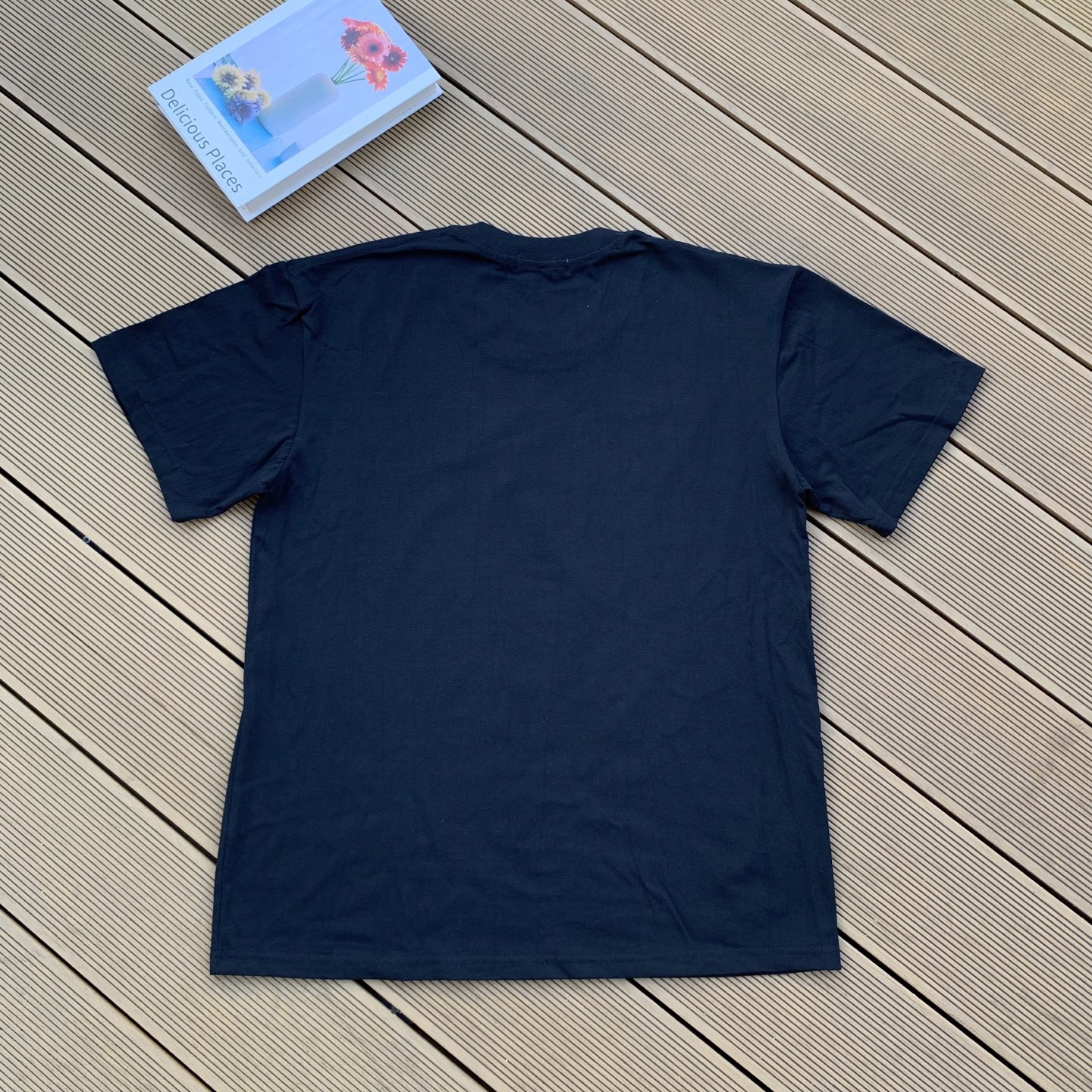 💰55 款号:L08
Ralph Lauren/拉夫劳伦2025夏季新配色纯棉240克小熊大马彩色标印花logoT恤5色
颈部主标LOGO有二维码标,可以扫码验证,采用日本进口机器田岛绣花机打造小马标,色彩鲜明。区别市面LOW货。32支240g亲水爽肤100%纯棉面料舒适柔软,透气性强,主打高端 性价比,好品质无需多说。多种颜色可选,这种无性别风格男生女生都可以尝试,分分钟雅痞的腔调。沉浸于你的一派悠然,复古中自有你的格调。自然、生动、很法式的浪漫情怀,将青春气息与潮流完美融合。
颜色:白色,黑色,藏青,天蓝色,米灰色
码数:S-xL
S肩宽44胸围104袖长23衣长72
M肩宽45胸围108袖长24衣长74
L肩宽46胸围112袖长25衣长76
xL肩宽47胸围116袖长26衣长78