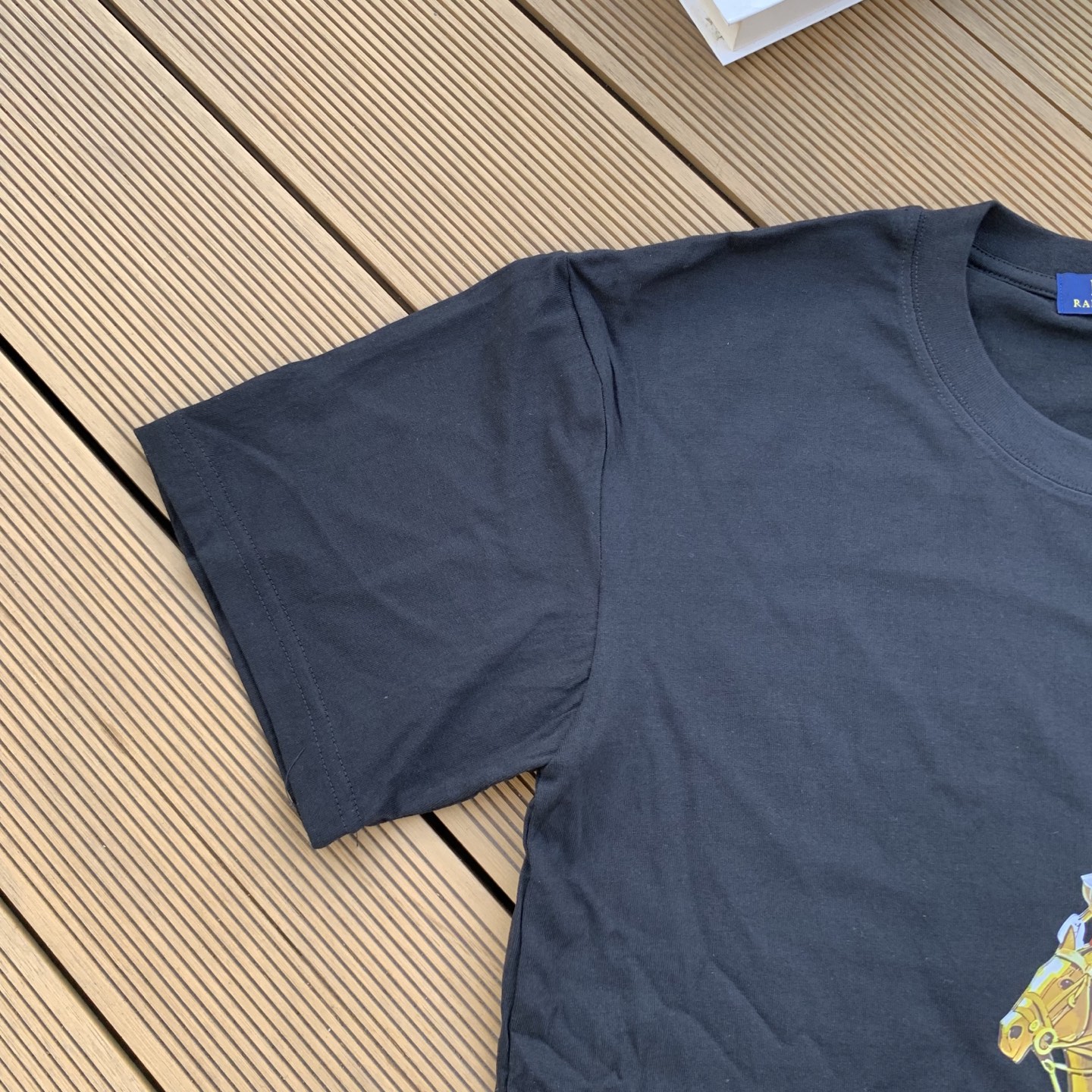 💰55 款号:L08
Ralph Lauren/拉夫劳伦2025夏季新配色纯棉240克小熊大马彩色标印花logoT恤5色
颈部主标LOGO有二维码标,可以扫码验证,采用日本进口机器田岛绣花机打造小马标,色彩鲜明。区别市面LOW货。32支240g亲水爽肤100%纯棉面料舒适柔软,透气性强,主打高端 性价比,好品质无需多说。多种颜色可选,这种无性别风格男生女生都可以尝试,分分钟雅痞的腔调。沉浸于你的一派悠然,复古中自有你的格调。自然、生动、很法式的浪漫情怀,将青春气息与潮流完美融合。
颜色:白色,黑色,藏青,天蓝色,米灰色
码数:S-xL
S肩宽44胸围104袖长23衣长72
M肩宽45胸围108袖长24衣长74
L肩宽46胸围112袖长25衣长76
xL肩宽47胸围116袖长26衣长78
