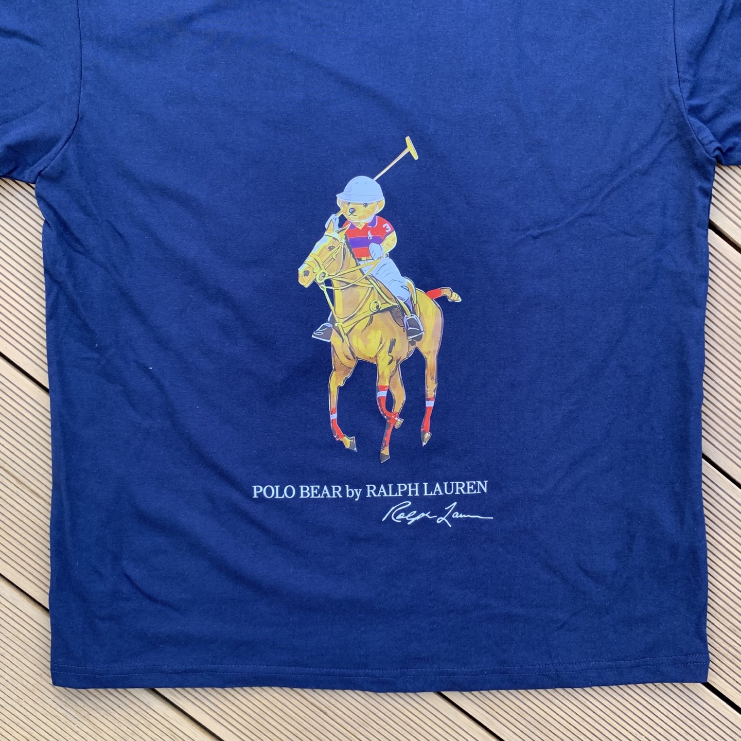 💰55 款号:L08
Ralph Lauren/拉夫劳伦2025夏季新配色纯棉240克小熊大马彩色标印花logoT恤5色
颈部主标LOGO有二维码标,可以扫码验证,采用日本进口机器田岛绣花机打造小马标,色彩鲜明。区别市面LOW货。32支240g亲水爽肤100%纯棉面料舒适柔软,透气性强,主打高端 性价比,好品质无需多说。多种颜色可选,这种无性别风格男生女生都可以尝试,分分钟雅痞的腔调。沉浸于你的一派悠然,复古中自有你的格调。自然、生动、很法式的浪漫情怀,将青春气息与潮流完美融合。
颜色:白色,黑色,藏青,天蓝色,米灰色
码数:S-xL
S肩宽44胸围104袖长23衣长72
M肩宽45胸围108袖长24衣长74
L肩宽46胸围112袖长25衣长76
xL肩宽47胸围116袖长26衣长78