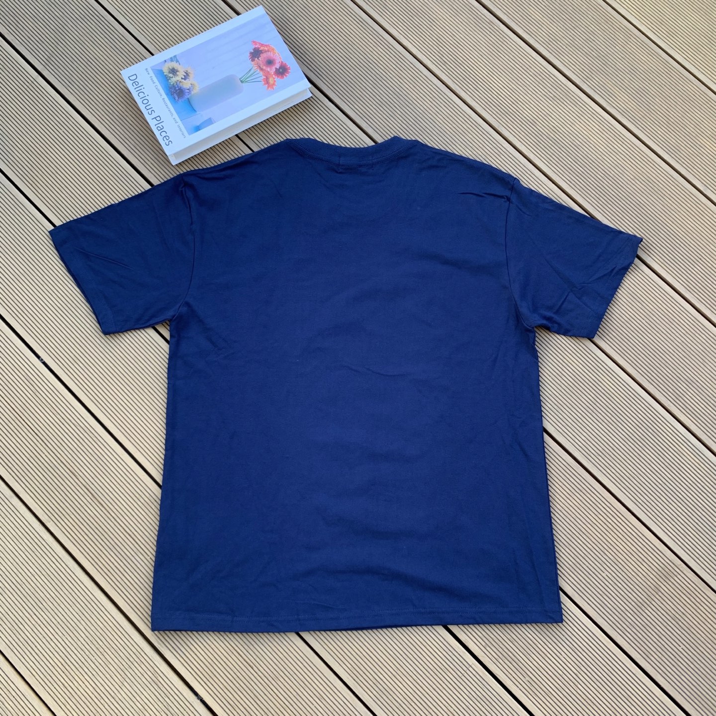 💰55 款号:L08
Ralph Lauren/拉夫劳伦2025夏季新配色纯棉240克小熊大马彩色标印花logoT恤5色
颈部主标LOGO有二维码标,可以扫码验证,采用日本进口机器田岛绣花机打造小马标,色彩鲜明。区别市面LOW货。32支240g亲水爽肤100%纯棉面料舒适柔软,透气性强,主打高端 性价比,好品质无需多说。多种颜色可选,这种无性别风格男生女生都可以尝试,分分钟雅痞的腔调。沉浸于你的一派悠然,复古中自有你的格调。自然、生动、很法式的浪漫情怀,将青春气息与潮流完美融合。
颜色:白色,黑色,藏青,天蓝色,米灰色
码数:S-xL
S肩宽44胸围104袖长23衣长72
M肩宽45胸围108袖长24衣长74
L肩宽46胸围112袖长25衣长76
xL肩宽47胸围116袖长26衣长78