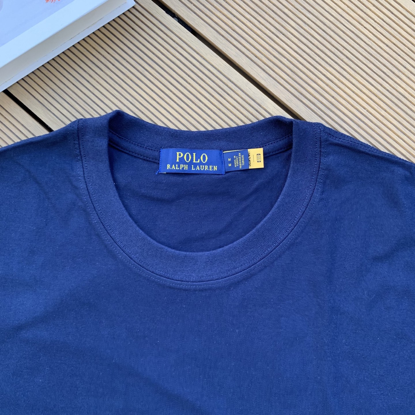 💰55 款号:L08
Ralph Lauren/拉夫劳伦2025夏季新配色纯棉240克小熊大马彩色标印花logoT恤5色
颈部主标LOGO有二维码标,可以扫码验证,采用日本进口机器田岛绣花机打造小马标,色彩鲜明。区别市面LOW货。32支240g亲水爽肤100%纯棉面料舒适柔软,透气性强,主打高端 性价比,好品质无需多说。多种颜色可选,这种无性别风格男生女生都可以尝试,分分钟雅痞的腔调。沉浸于你的一派悠然,复古中自有你的格调。自然、生动、很法式的浪漫情怀,将青春气息与潮流完美融合。
颜色:白色,黑色,藏青,天蓝色,米灰色
码数:S-xL
S肩宽44胸围104袖长23衣长72
M肩宽45胸围108袖长24衣长74
L肩宽46胸围112袖长25衣长76
xL肩宽47胸围116袖长26衣长78