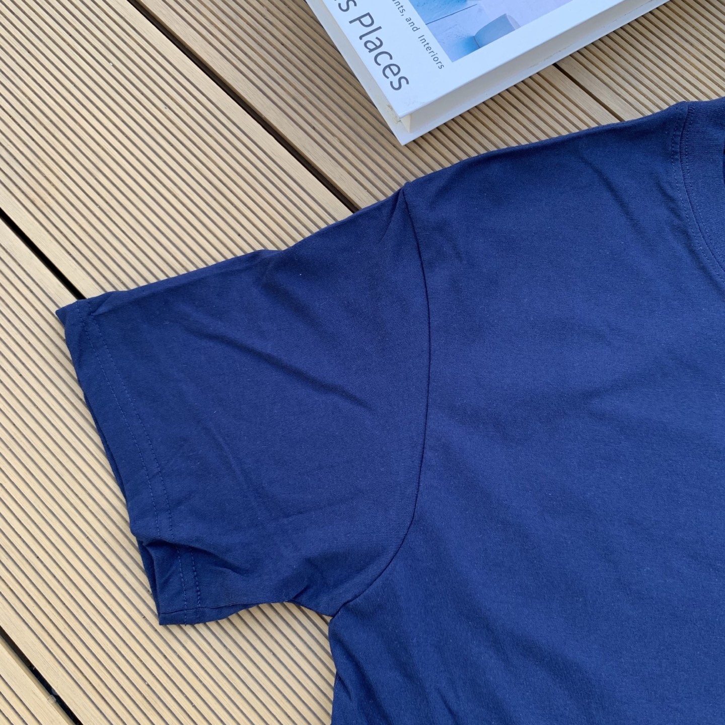 💰55 款号:L08
Ralph Lauren/拉夫劳伦2025夏季新配色纯棉240克小熊大马彩色标印花logoT恤5色
颈部主标LOGO有二维码标,可以扫码验证,采用日本进口机器田岛绣花机打造小马标,色彩鲜明。区别市面LOW货。32支240g亲水爽肤100%纯棉面料舒适柔软,透气性强,主打高端 性价比,好品质无需多说。多种颜色可选,这种无性别风格男生女生都可以尝试,分分钟雅痞的腔调。沉浸于你的一派悠然,复古中自有你的格调。自然、生动、很法式的浪漫情怀,将青春气息与潮流完美融合。
颜色:白色,黑色,藏青,天蓝色,米灰色
码数:S-xL
S肩宽44胸围104袖长23衣长72
M肩宽45胸围108袖长24衣长74
L肩宽46胸围112袖长25衣长76
xL肩宽47胸围116袖长26衣长78
