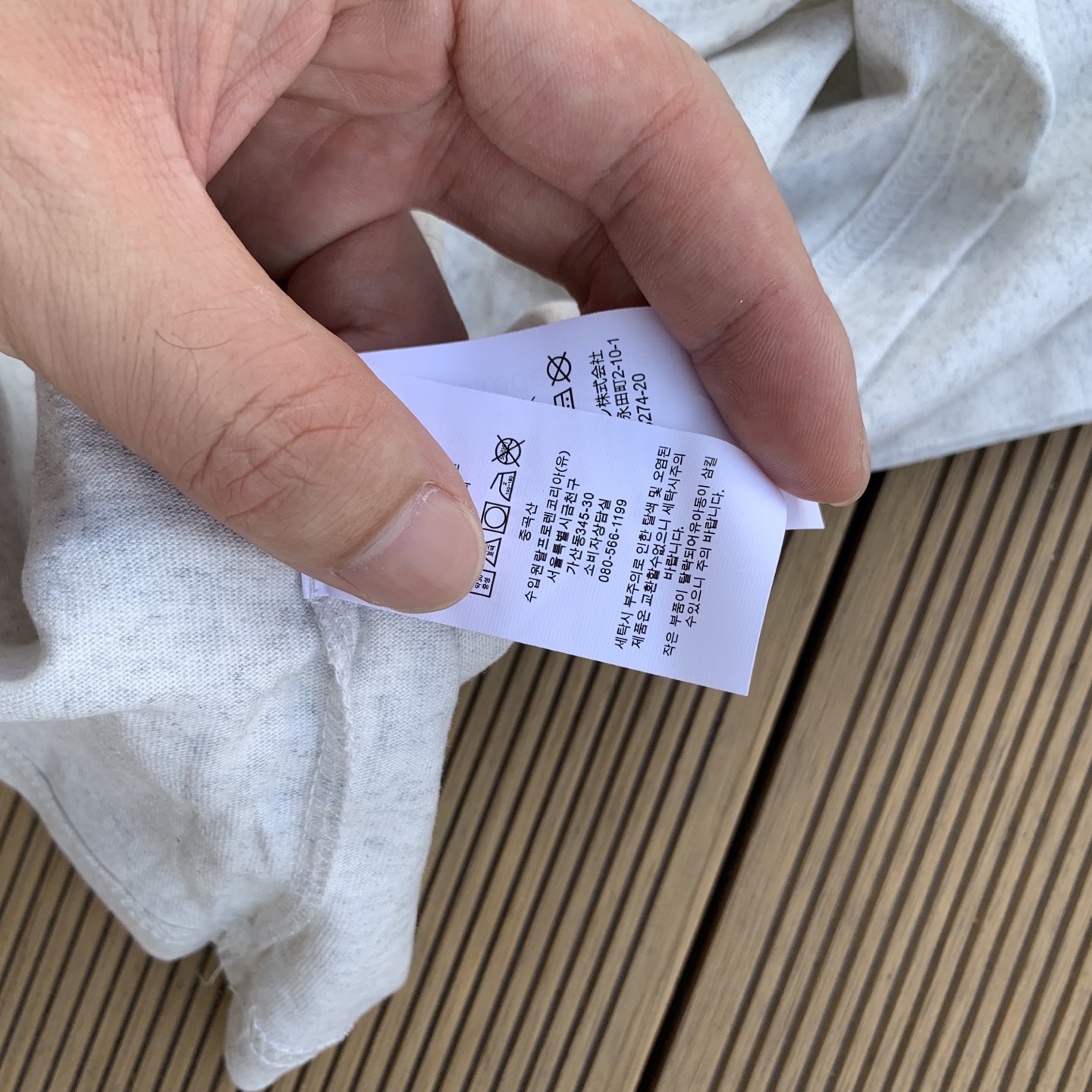 💰55 款号:L08
Ralph Lauren/拉夫劳伦2025夏季新配色纯棉240克小熊大马彩色标印花logoT恤5色
颈部主标LOGO有二维码标,可以扫码验证,采用日本进口机器田岛绣花机打造小马标,色彩鲜明。区别市面LOW货。32支240g亲水爽肤100%纯棉面料舒适柔软,透气性强,主打高端 性价比,好品质无需多说。多种颜色可选,这种无性别风格男生女生都可以尝试,分分钟雅痞的腔调。沉浸于你的一派悠然,复古中自有你的格调。自然、生动、很法式的浪漫情怀,将青春气息与潮流完美融合。
颜色:白色,黑色,藏青,天蓝色,米灰色
码数:S-xL
S肩宽44胸围104袖长23衣长72
M肩宽45胸围108袖长24衣长74
L肩宽46胸围112袖长25衣长76
xL肩宽47胸围116袖长26衣长78