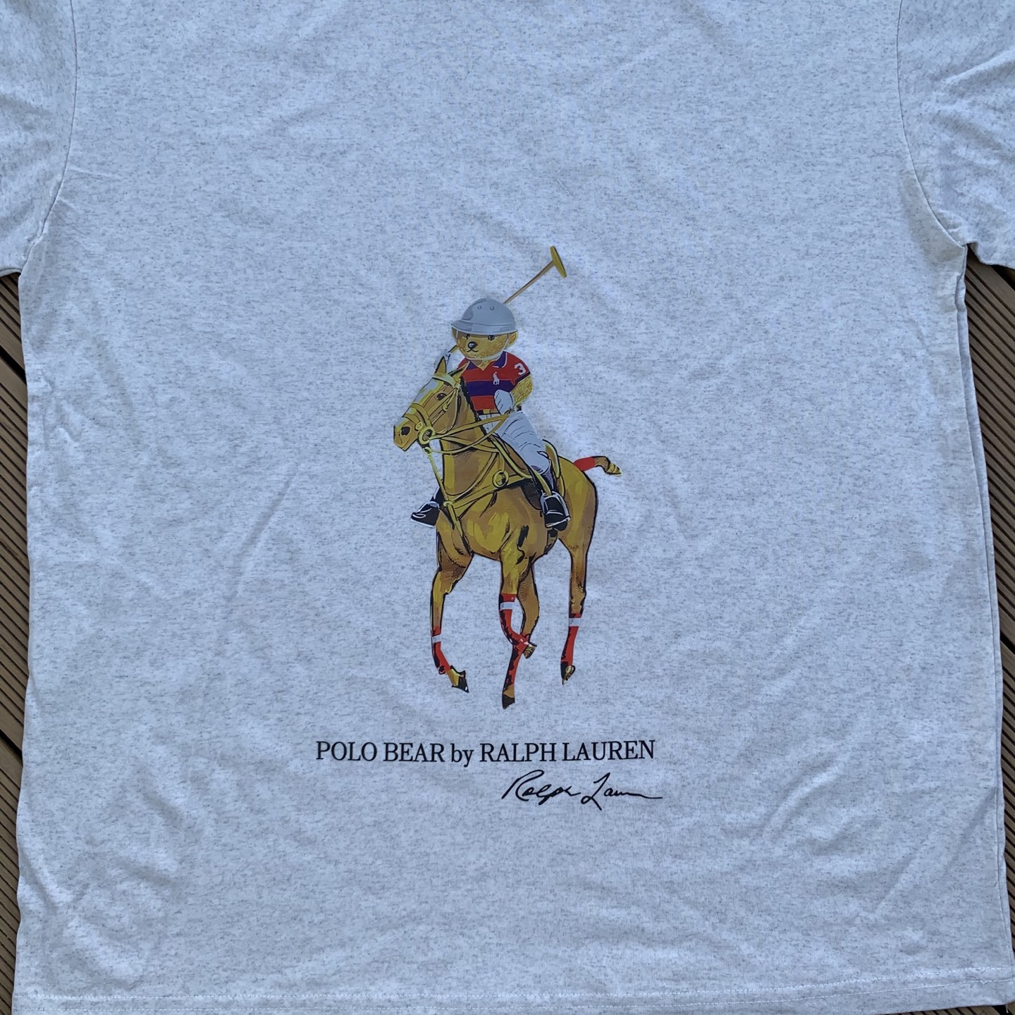 💰55 款号:L08
Ralph Lauren/拉夫劳伦2025夏季新配色纯棉240克小熊大马彩色标印花logoT恤5色
颈部主标LOGO有二维码标,可以扫码验证,采用日本进口机器田岛绣花机打造小马标,色彩鲜明。区别市面LOW货。32支240g亲水爽肤100%纯棉面料舒适柔软,透气性强,主打高端 性价比,好品质无需多说。多种颜色可选,这种无性别风格男生女生都可以尝试,分分钟雅痞的腔调。沉浸于你的一派悠然,复古中自有你的格调。自然、生动、很法式的浪漫情怀,将青春气息与潮流完美融合。
颜色:白色,黑色,藏青,天蓝色,米灰色
码数:S-xL
S肩宽44胸围104袖长23衣长72
M肩宽45胸围108袖长24衣长74
L肩宽46胸围112袖长25衣长76
xL肩宽47胸围116袖长26衣长78
