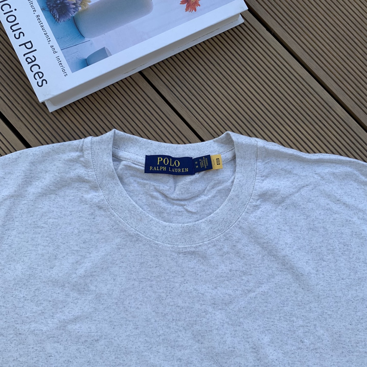 💰55 款号:L08
Ralph Lauren/拉夫劳伦2025夏季新配色纯棉240克小熊大马彩色标印花logoT恤5色
颈部主标LOGO有二维码标,可以扫码验证,采用日本进口机器田岛绣花机打造小马标,色彩鲜明。区别市面LOW货。32支240g亲水爽肤100%纯棉面料舒适柔软,透气性强,主打高端 性价比,好品质无需多说。多种颜色可选,这种无性别风格男生女生都可以尝试,分分钟雅痞的腔调。沉浸于你的一派悠然,复古中自有你的格调。自然、生动、很法式的浪漫情怀,将青春气息与潮流完美融合。
颜色:白色,黑色,藏青,天蓝色,米灰色
码数:S-xL
S肩宽44胸围104袖长23衣长72
M肩宽45胸围108袖长24衣长74
L肩宽46胸围112袖长25衣长76
xL肩宽47胸围116袖长26衣长78