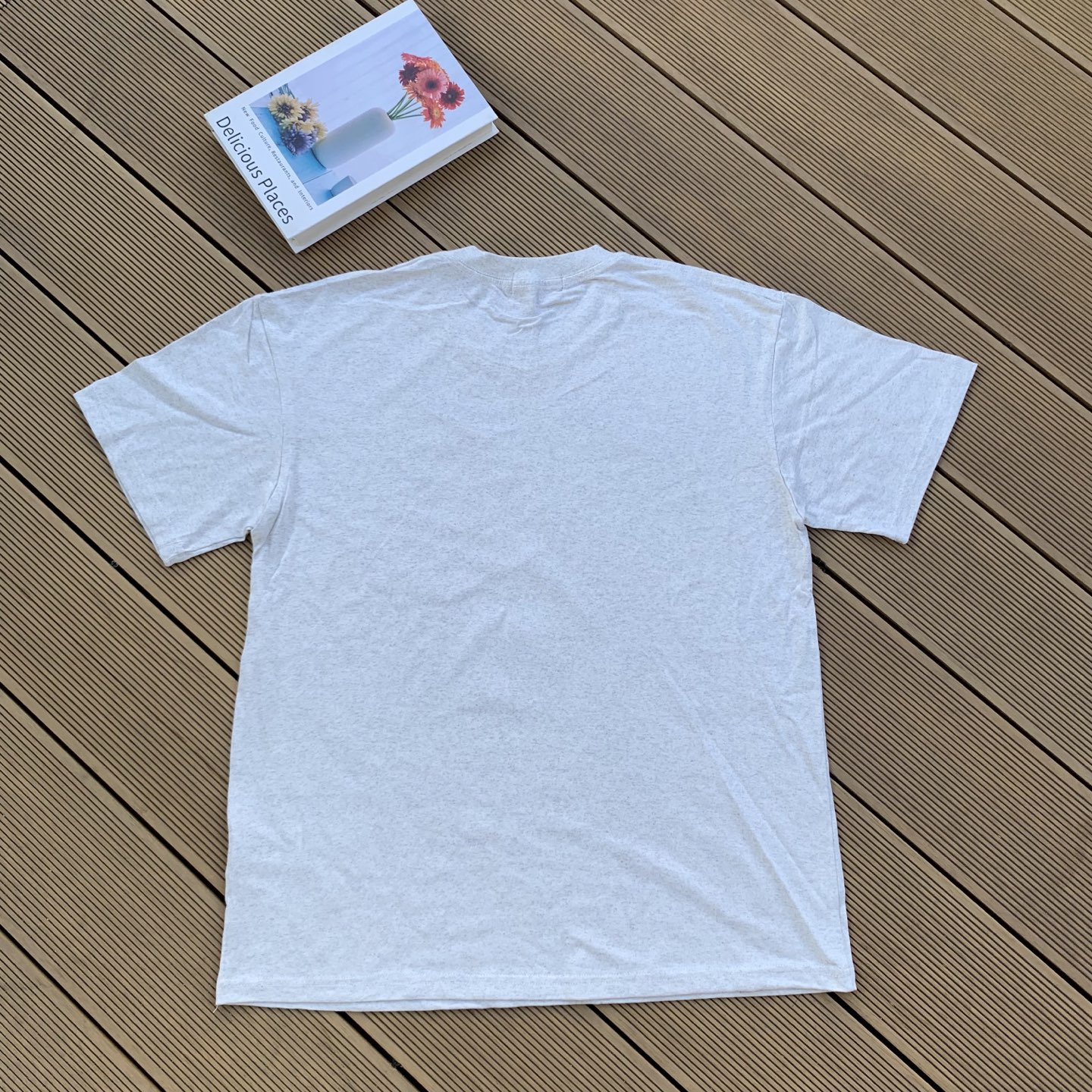 💰55 款号:L08
Ralph Lauren/拉夫劳伦2025夏季新配色纯棉240克小熊大马彩色标印花logoT恤5色
颈部主标LOGO有二维码标,可以扫码验证,采用日本进口机器田岛绣花机打造小马标,色彩鲜明。区别市面LOW货。32支240g亲水爽肤100%纯棉面料舒适柔软,透气性强,主打高端 性价比,好品质无需多说。多种颜色可选,这种无性别风格男生女生都可以尝试,分分钟雅痞的腔调。沉浸于你的一派悠然,复古中自有你的格调。自然、生动、很法式的浪漫情怀,将青春气息与潮流完美融合。
颜色:白色,黑色,藏青,天蓝色,米灰色
码数:S-xL
S肩宽44胸围104袖长23衣长72
M肩宽45胸围108袖长24衣长74
L肩宽46胸围112袖长25衣长76
xL肩宽47胸围116袖长26衣长78