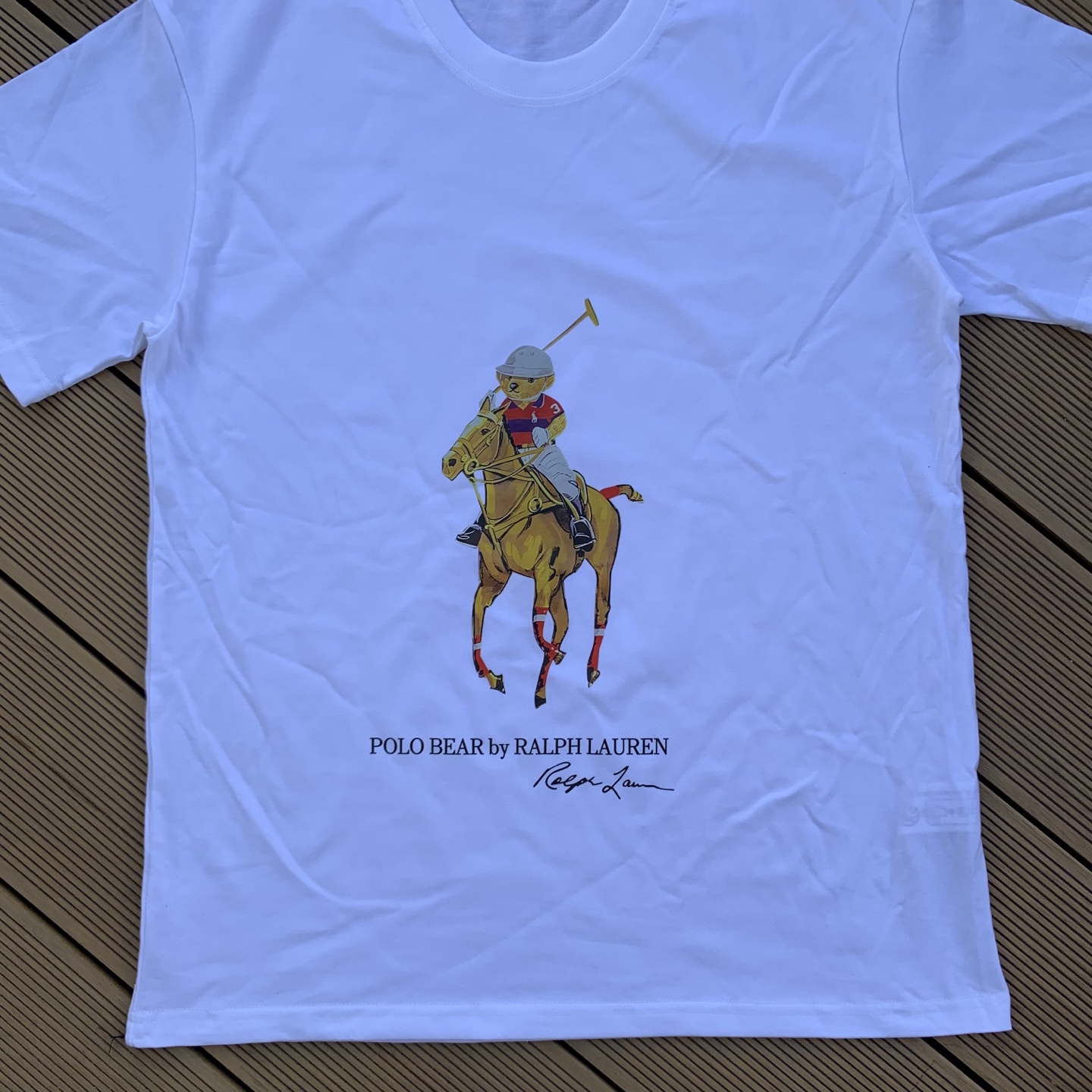 💰55 款号:L08
Ralph Lauren/拉夫劳伦2025夏季新配色纯棉240克小熊大马彩色标印花logoT恤5色
颈部主标LOGO有二维码标,可以扫码验证,采用日本进口机器田岛绣花机打造小马标,色彩鲜明。区别市面LOW货。32支240g亲水爽肤100%纯棉面料舒适柔软,透气性强,主打高端 性价比,好品质无需多说。多种颜色可选,这种无性别风格男生女生都可以尝试,分分钟雅痞的腔调。沉浸于你的一派悠然,复古中自有你的格调。自然、生动、很法式的浪漫情怀,将青春气息与潮流完美融合。
颜色:白色,黑色,藏青,天蓝色,米灰色
码数:S-xL
S肩宽44胸围104袖长23衣长72
M肩宽45胸围108袖长24衣长74
L肩宽46胸围112袖长25衣长76
xL肩宽47胸围116袖长26衣长78