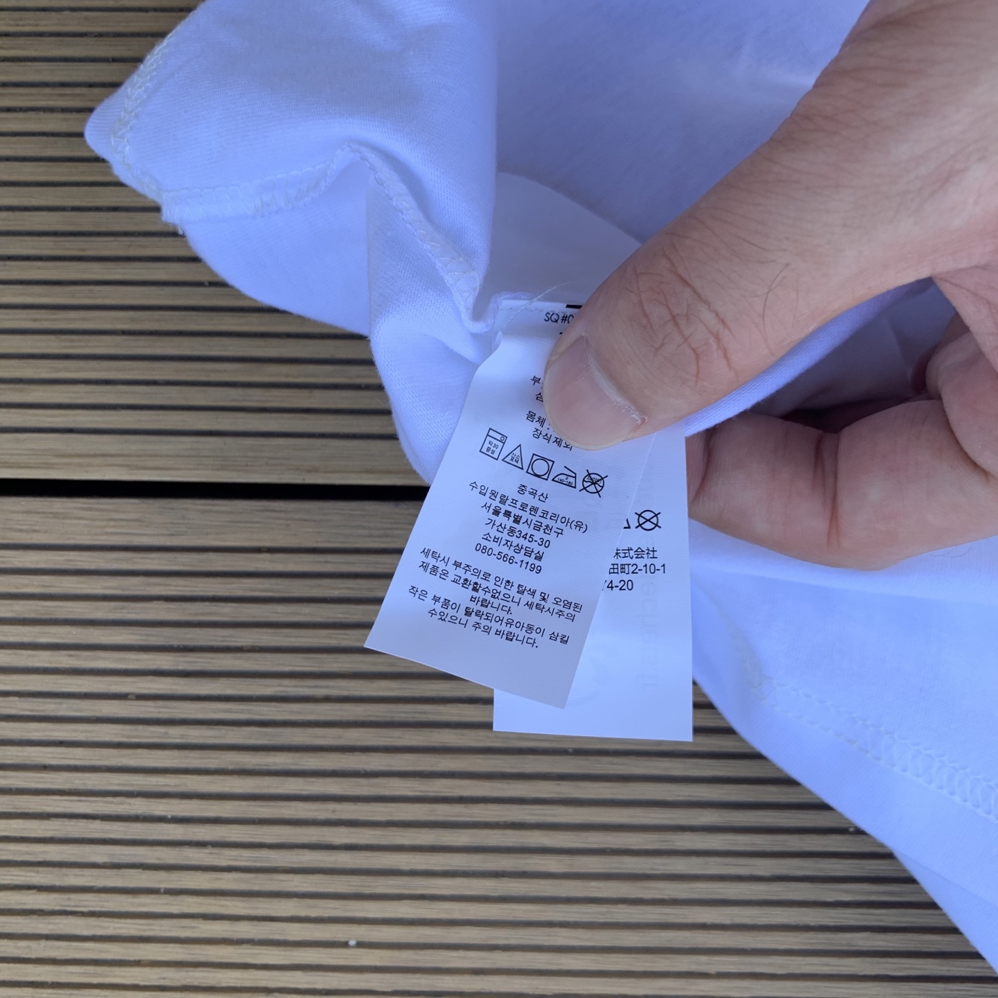 💰55 款号:L08
Ralph Lauren/拉夫劳伦2025夏季新配色纯棉240克小熊大马彩色标印花logoT恤5色
颈部主标LOGO有二维码标,可以扫码验证,采用日本进口机器田岛绣花机打造小马标,色彩鲜明。区别市面LOW货。32支240g亲水爽肤100%纯棉面料舒适柔软,透气性强,主打高端 性价比,好品质无需多说。多种颜色可选,这种无性别风格男生女生都可以尝试,分分钟雅痞的腔调。沉浸于你的一派悠然,复古中自有你的格调。自然、生动、很法式的浪漫情怀,将青春气息与潮流完美融合。
颜色:白色,黑色,藏青,天蓝色,米灰色
码数:S-xL
S肩宽44胸围104袖长23衣长72
M肩宽45胸围108袖长24衣长74
L肩宽46胸围112袖长25衣长76
xL肩宽47胸围116袖长26衣长78