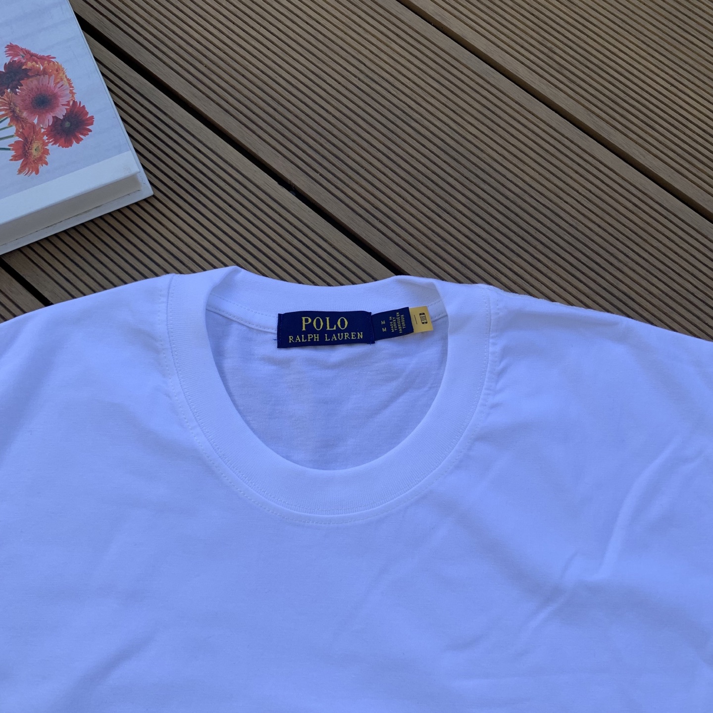 💰55 款号:L08
Ralph Lauren/拉夫劳伦2025夏季新配色纯棉240克小熊大马彩色标印花logoT恤5色
颈部主标LOGO有二维码标,可以扫码验证,采用日本进口机器田岛绣花机打造小马标,色彩鲜明。区别市面LOW货。32支240g亲水爽肤100%纯棉面料舒适柔软,透气性强,主打高端 性价比,好品质无需多说。多种颜色可选,这种无性别风格男生女生都可以尝试,分分钟雅痞的腔调。沉浸于你的一派悠然,复古中自有你的格调。自然、生动、很法式的浪漫情怀,将青春气息与潮流完美融合。
颜色:白色,黑色,藏青,天蓝色,米灰色
码数:S-xL
S肩宽44胸围104袖长23衣长72
M肩宽45胸围108袖长24衣长74
L肩宽46胸围112袖长25衣长76
xL肩宽47胸围116袖长26衣长78