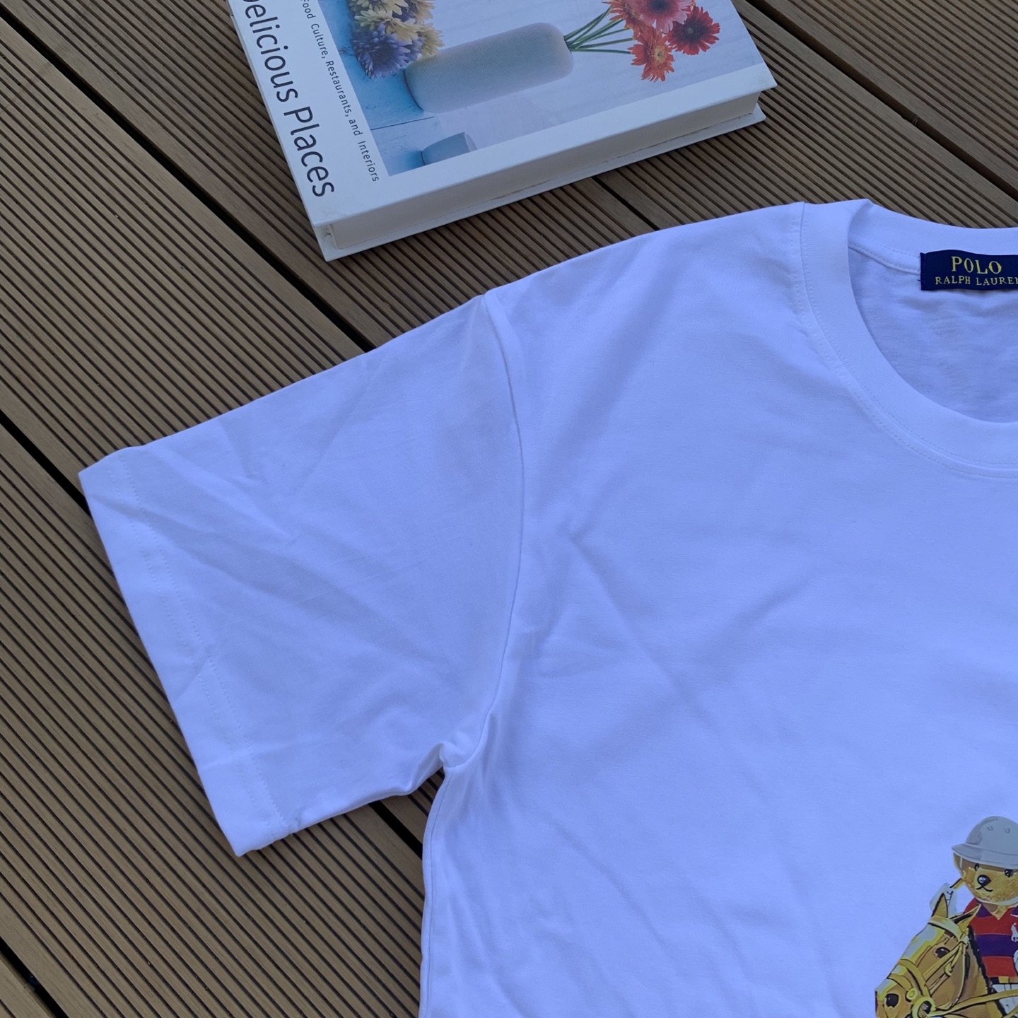💰55 款号:L08
Ralph Lauren/拉夫劳伦2025夏季新配色纯棉240克小熊大马彩色标印花logoT恤5色
颈部主标LOGO有二维码标,可以扫码验证,采用日本进口机器田岛绣花机打造小马标,色彩鲜明。区别市面LOW货。32支240g亲水爽肤100%纯棉面料舒适柔软,透气性强,主打高端 性价比,好品质无需多说。多种颜色可选,这种无性别风格男生女生都可以尝试,分分钟雅痞的腔调。沉浸于你的一派悠然,复古中自有你的格调。自然、生动、很法式的浪漫情怀,将青春气息与潮流完美融合。
颜色:白色,黑色,藏青,天蓝色,米灰色
码数:S-xL
S肩宽44胸围104袖长23衣长72
M肩宽45胸围108袖长24衣长74
L肩宽46胸围112袖长25衣长76
xL肩宽47胸围116袖长26衣长78