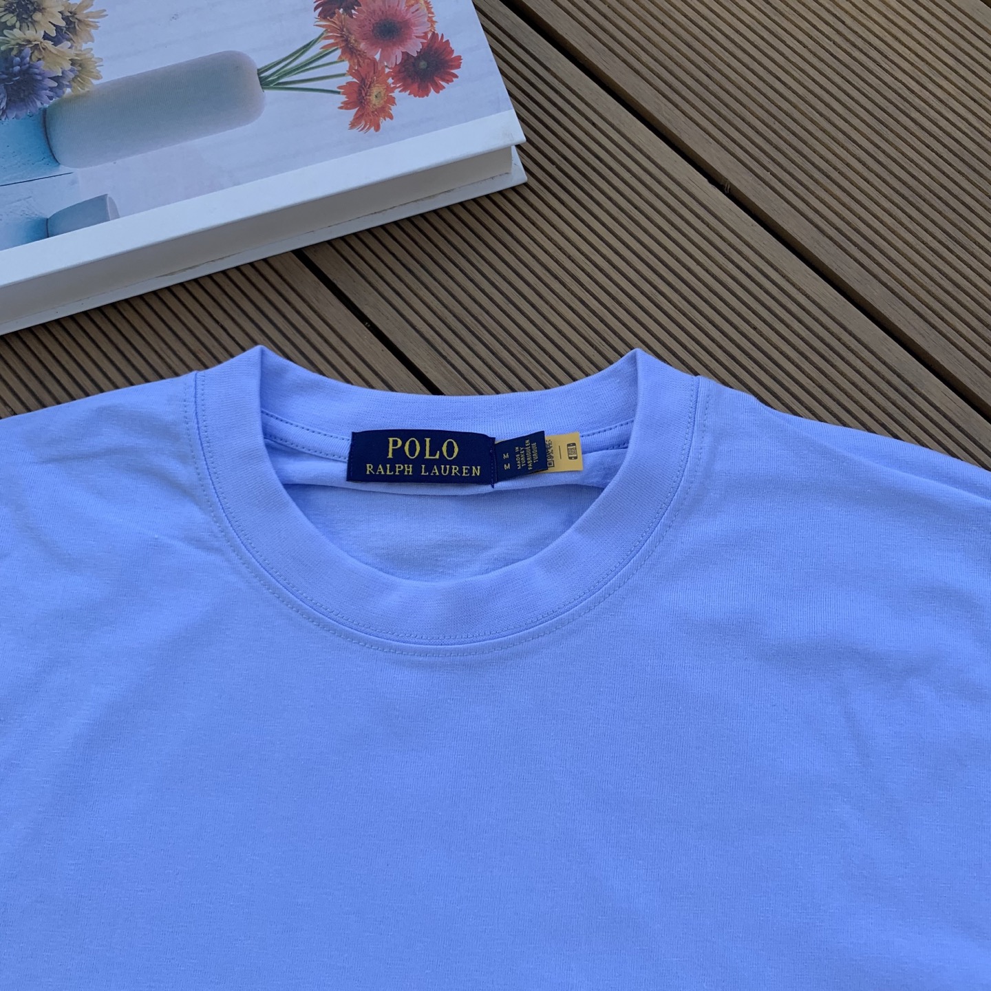 💰55 款号:L08
Ralph Lauren/拉夫劳伦2025夏季新配色纯棉240克小熊大马彩色标印花logoT恤5色
颈部主标LOGO有二维码标,可以扫码验证,采用日本进口机器田岛绣花机打造小马标,色彩鲜明。区别市面LOW货。32支240g亲水爽肤100%纯棉面料舒适柔软,透气性强,主打高端 性价比,好品质无需多说。多种颜色可选,这种无性别风格男生女生都可以尝试,分分钟雅痞的腔调。沉浸于你的一派悠然,复古中自有你的格调。自然、生动、很法式的浪漫情怀,将青春气息与潮流完美融合。
颜色:白色,黑色,藏青,天蓝色,米灰色
码数:S-xL
S肩宽44胸围104袖长23衣长72
M肩宽45胸围108袖长24衣长74
L肩宽46胸围112袖长25衣长76
xL肩宽47胸围116袖长26衣长78