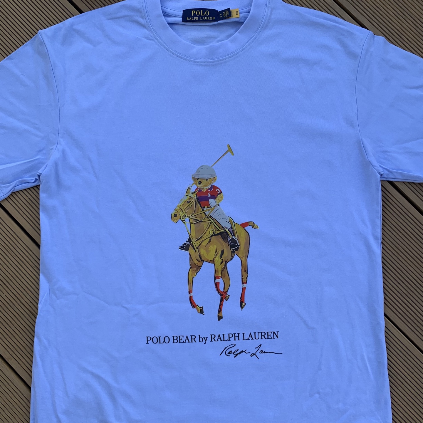 💰55 款号:L08
Ralph Lauren/拉夫劳伦2025夏季新配色纯棉240克小熊大马彩色标印花logoT恤5色
颈部主标LOGO有二维码标,可以扫码验证,采用日本进口机器田岛绣花机打造小马标,色彩鲜明。区别市面LOW货。32支240g亲水爽肤100%纯棉面料舒适柔软,透气性强,主打高端 性价比,好品质无需多说。多种颜色可选,这种无性别风格男生女生都可以尝试,分分钟雅痞的腔调。沉浸于你的一派悠然,复古中自有你的格调。自然、生动、很法式的浪漫情怀,将青春气息与潮流完美融合。
颜色:白色,黑色,藏青,天蓝色,米灰色
码数:S-xL
S肩宽44胸围104袖长23衣长72
M肩宽45胸围108袖长24衣长74
L肩宽46胸围112袖长25衣长76
xL肩宽47胸围116袖长26衣长78