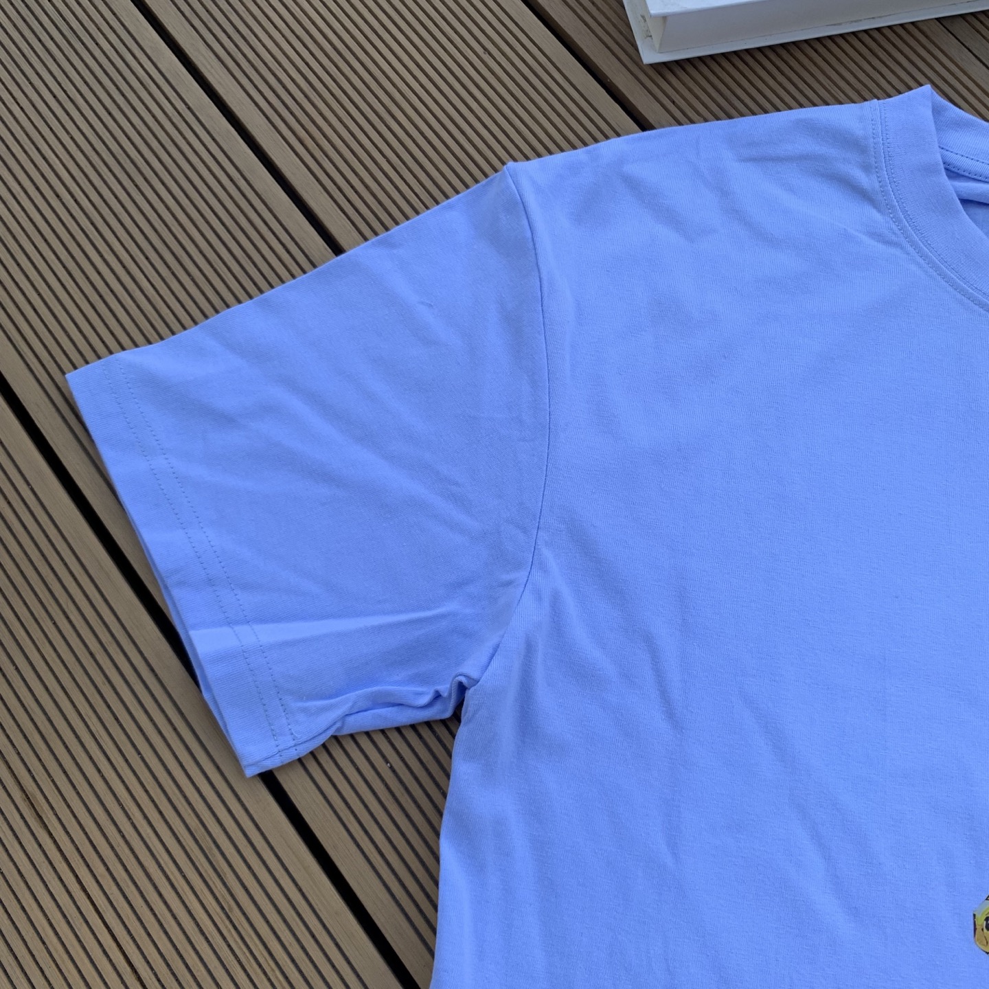 💰55 款号:L08
Ralph Lauren/拉夫劳伦2025夏季新配色纯棉240克小熊大马彩色标印花logoT恤5色
颈部主标LOGO有二维码标,可以扫码验证,采用日本进口机器田岛绣花机打造小马标,色彩鲜明。区别市面LOW货。32支240g亲水爽肤100%纯棉面料舒适柔软,透气性强,主打高端 性价比,好品质无需多说。多种颜色可选,这种无性别风格男生女生都可以尝试,分分钟雅痞的腔调。沉浸于你的一派悠然,复古中自有你的格调。自然、生动、很法式的浪漫情怀,将青春气息与潮流完美融合。
颜色:白色,黑色,藏青,天蓝色,米灰色
码数:S-xL
S肩宽44胸围104袖长23衣长72
M肩宽45胸围108袖长24衣长74
L肩宽46胸围112袖长25衣长76
xL肩宽47胸围116袖长26衣长78