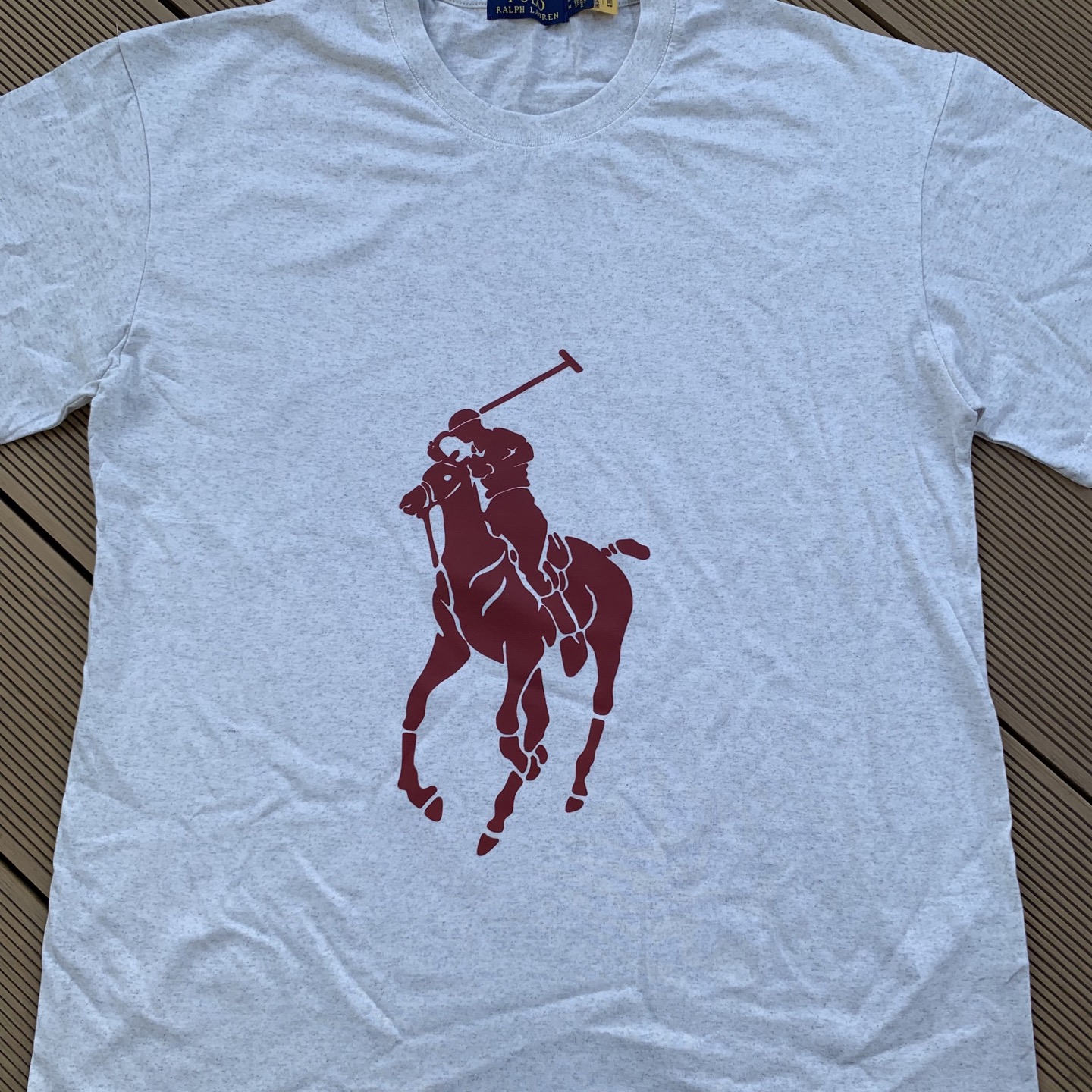 💰55   款号：L09
Ralph Lauren/拉夫劳伦2025夏季新配色纯棉240克大马彩色标印花logoT恤5色
颈部主标LOGO有二维码标，可以扫码验证，采用日本进口机器田岛绣花机打造小马标，色彩鲜明。区别市面LOW货。32支240g亲水爽肤100%纯棉面料舒适柔软，透气性强，主打高端 性价比，好品质无需多说。多种颜色可选，这种无性别风格男生女生都可以尝试，分分钟雅痞的腔调。沉浸于你的一派悠然，复古中自有你的格调。自然、生动、很法式的浪漫情怀，将青春气息与潮流完美融合。
颜色：白色，黑色，藏青，天蓝色，米灰色
码数：S-xL
S肩宽44胸围104袖长23衣长72
M肩宽45胸围108袖长24衣长74
L肩宽46胸围112袖长25衣长76
xL肩宽47胸围116袖长26衣长78